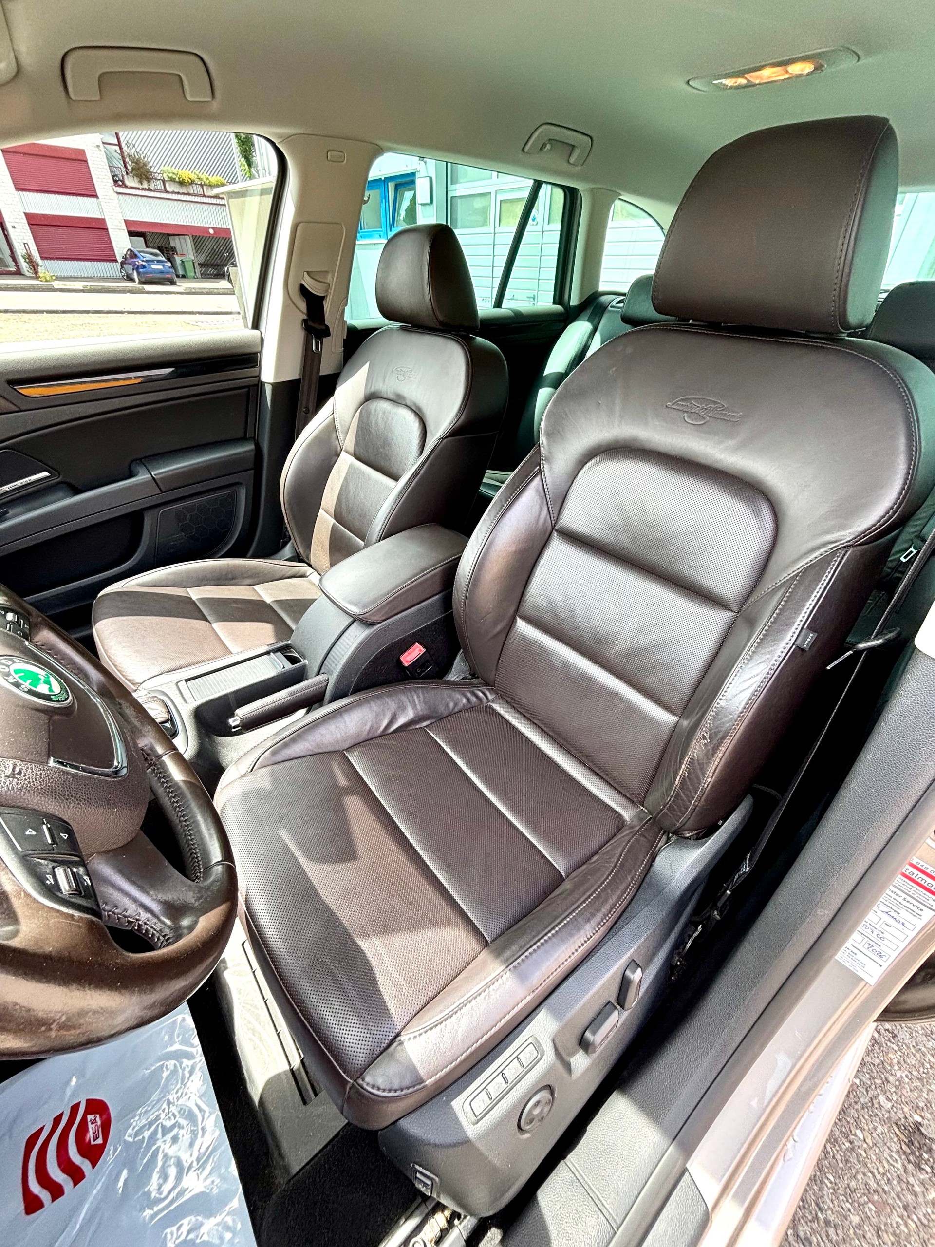 SKODA Superb Combi 2.0 TDi Laurin & Klement 4x4 DSG-image-12