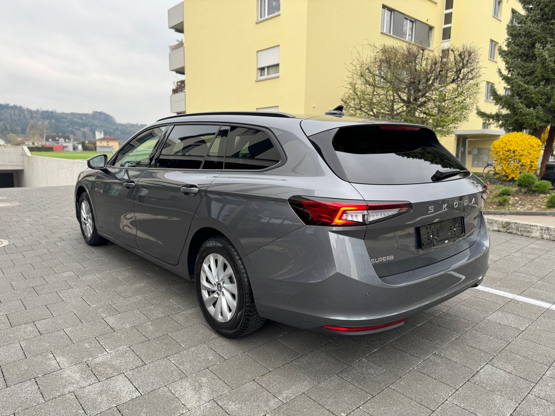 SKODA Superb Combi 1.5 TSI PHEV Selection DSG-image-2
