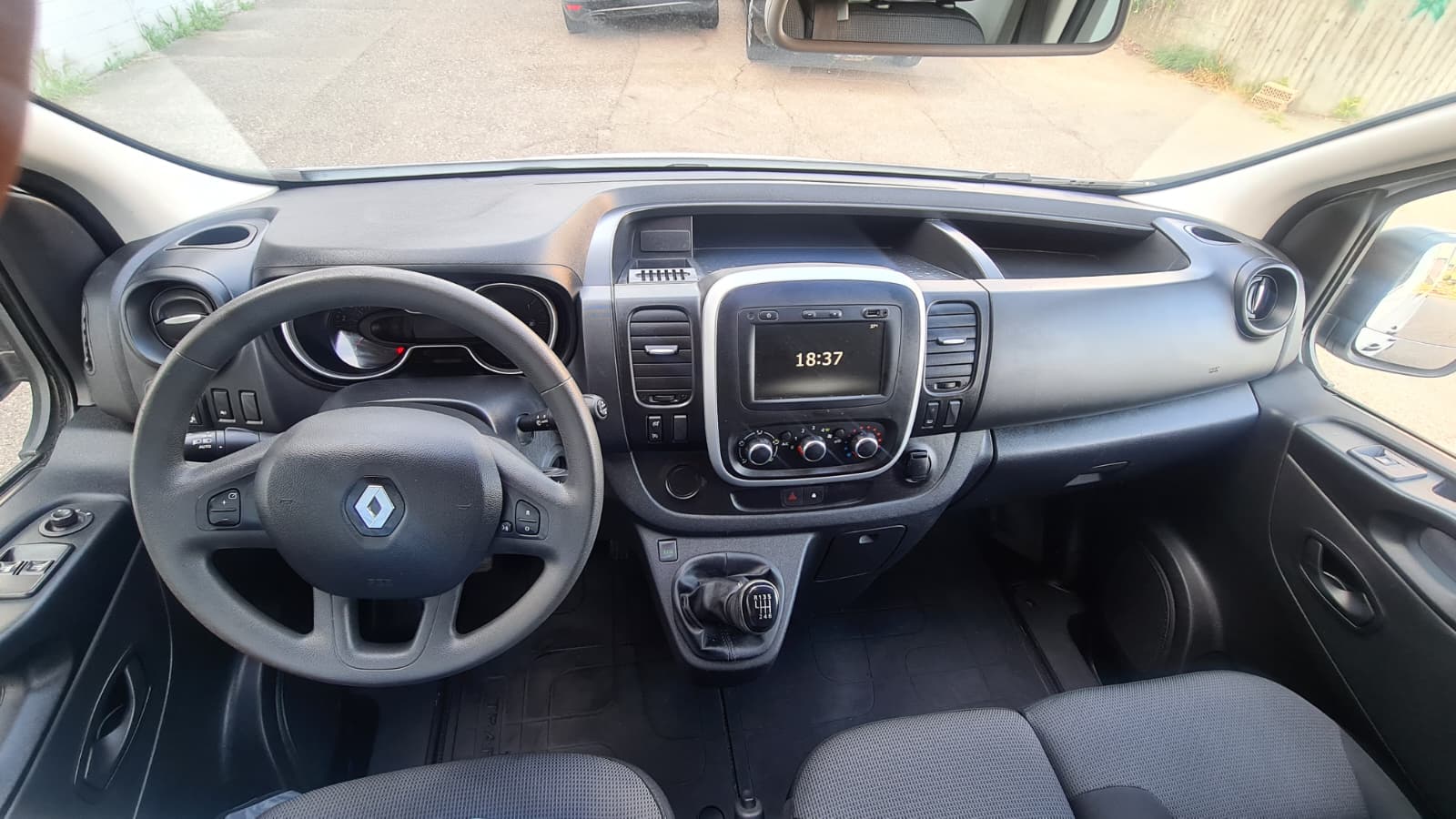 RENAULT Trafic 2.0 dCi 120 3.0t Business L1H1 ** 3-Plätzer ** Navi ** RF-Kamera ** Anh-Kupplung ** Sortimo ** Frisch Ab MFK **-image-16