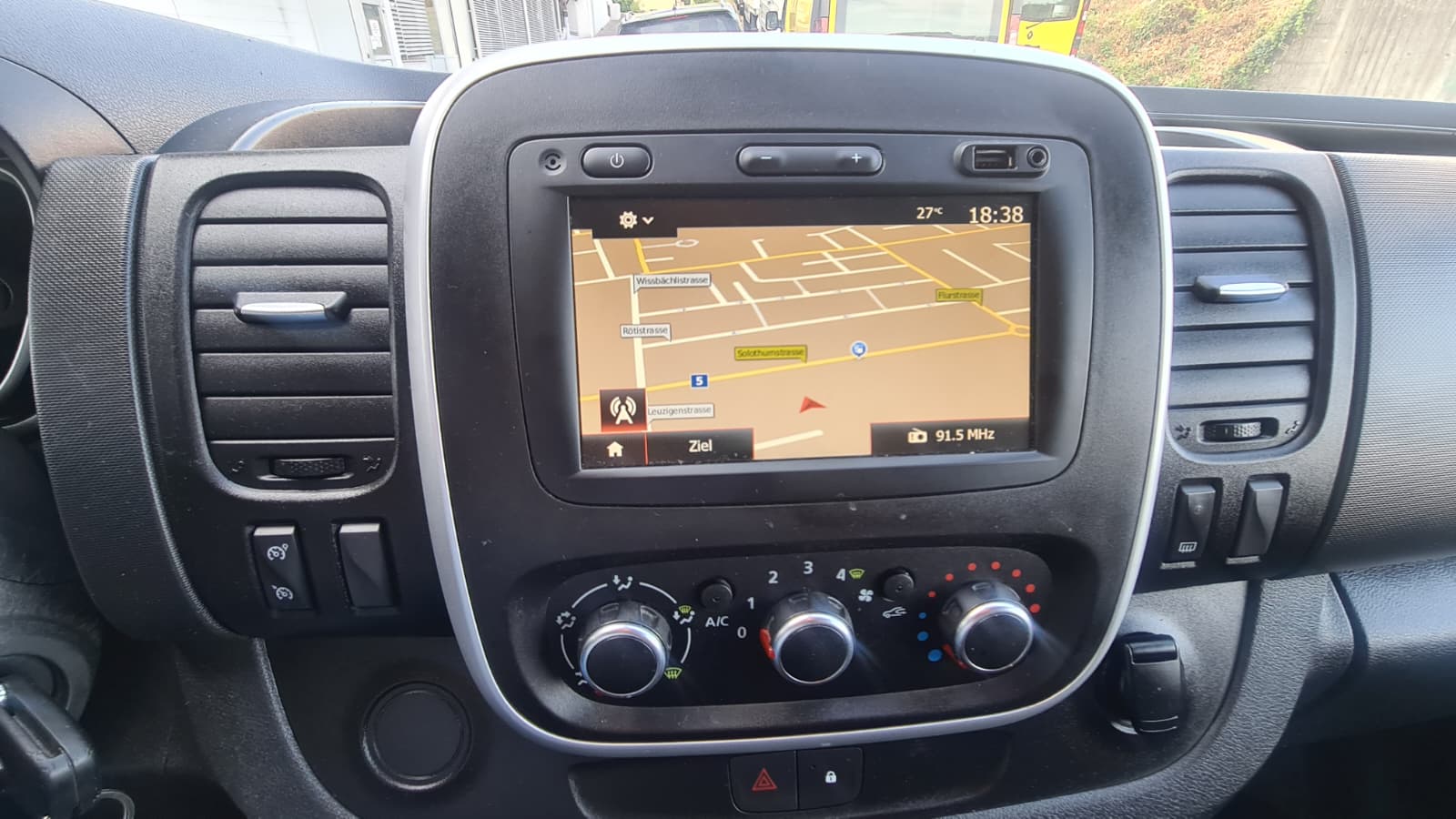 RENAULT Trafic 2.0 dCi 120 3.0t Business L1H1 ** 3-Plätzer ** Navi ** RF-Kamera ** Anh-Kupplung ** Sortimo ** Frisch Ab MFK **-image-12