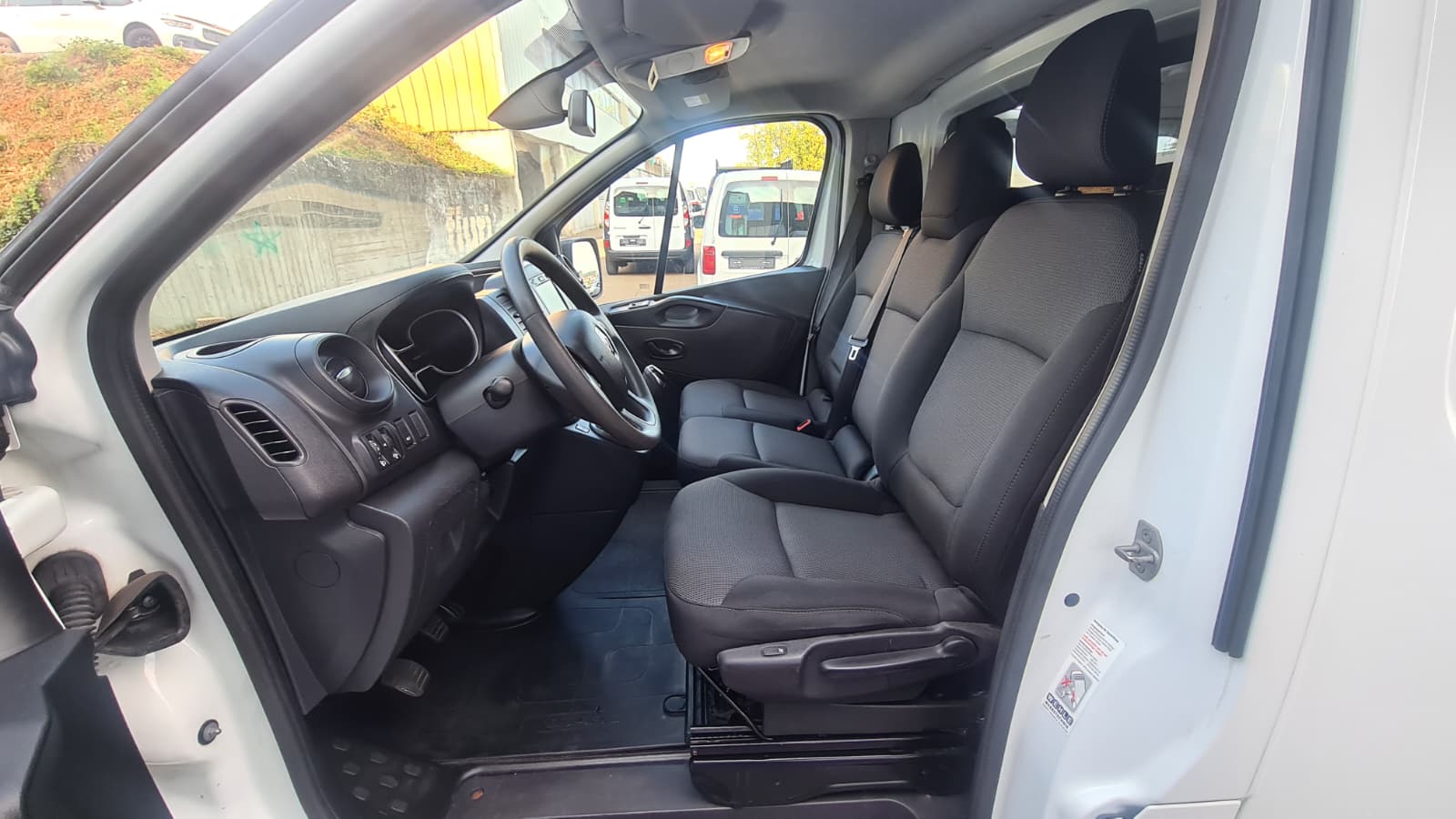 RENAULT Trafic 2.0 dCi 120 3.0t Business L1H1 ** 3-Plätzer ** Navi ** RF-Kamera ** Anh-Kupplung ** Sortimo ** Frisch Ab MFK **-image-18