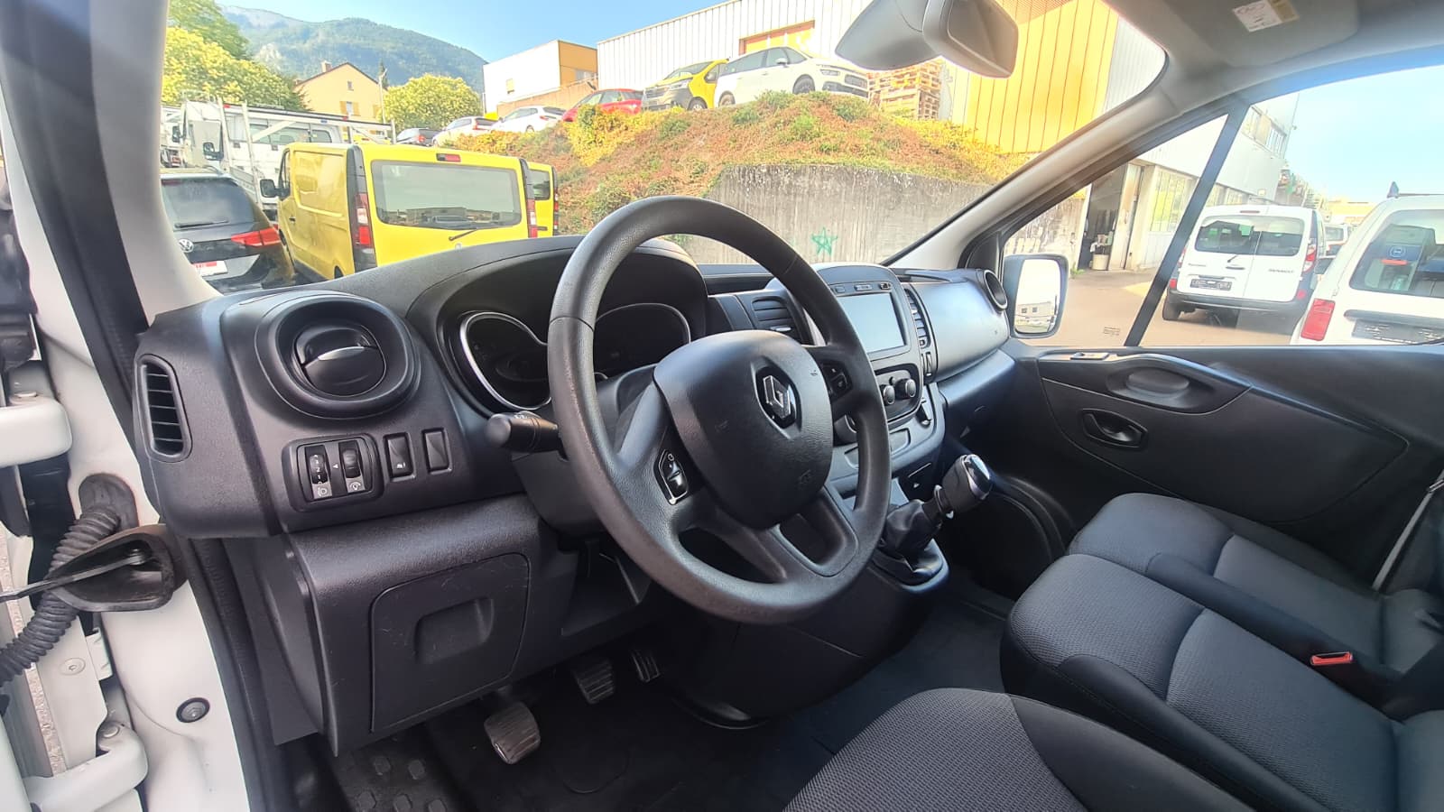RENAULT Trafic 2.0 dCi 120 3.0t Business L1H1 ** 3-Plätzer ** Navi ** RF-Kamera ** Anh-Kupplung ** Sortimo ** Frisch Ab MFK **-image-17