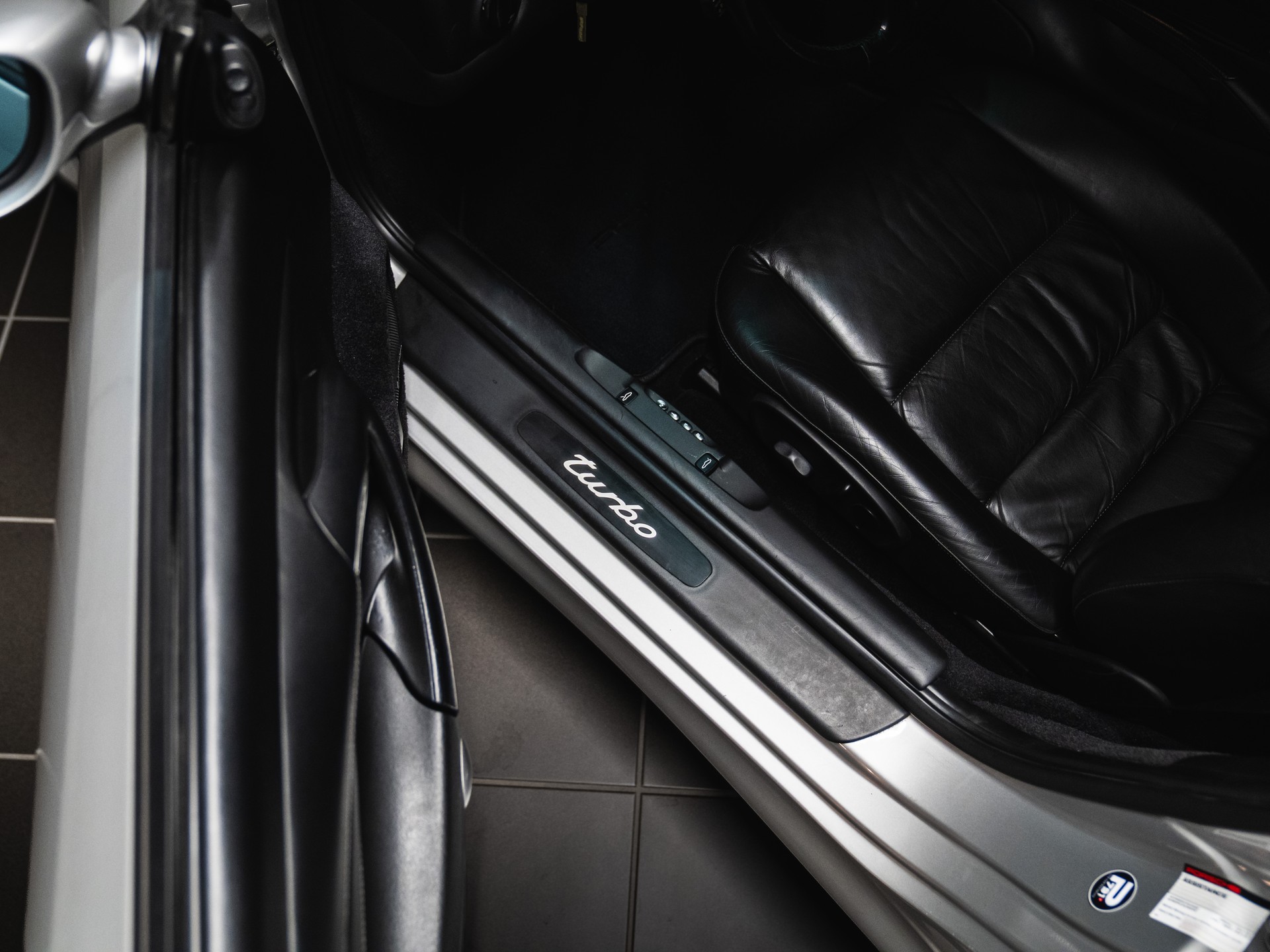 PORSCHE 911 Turbo-image-5