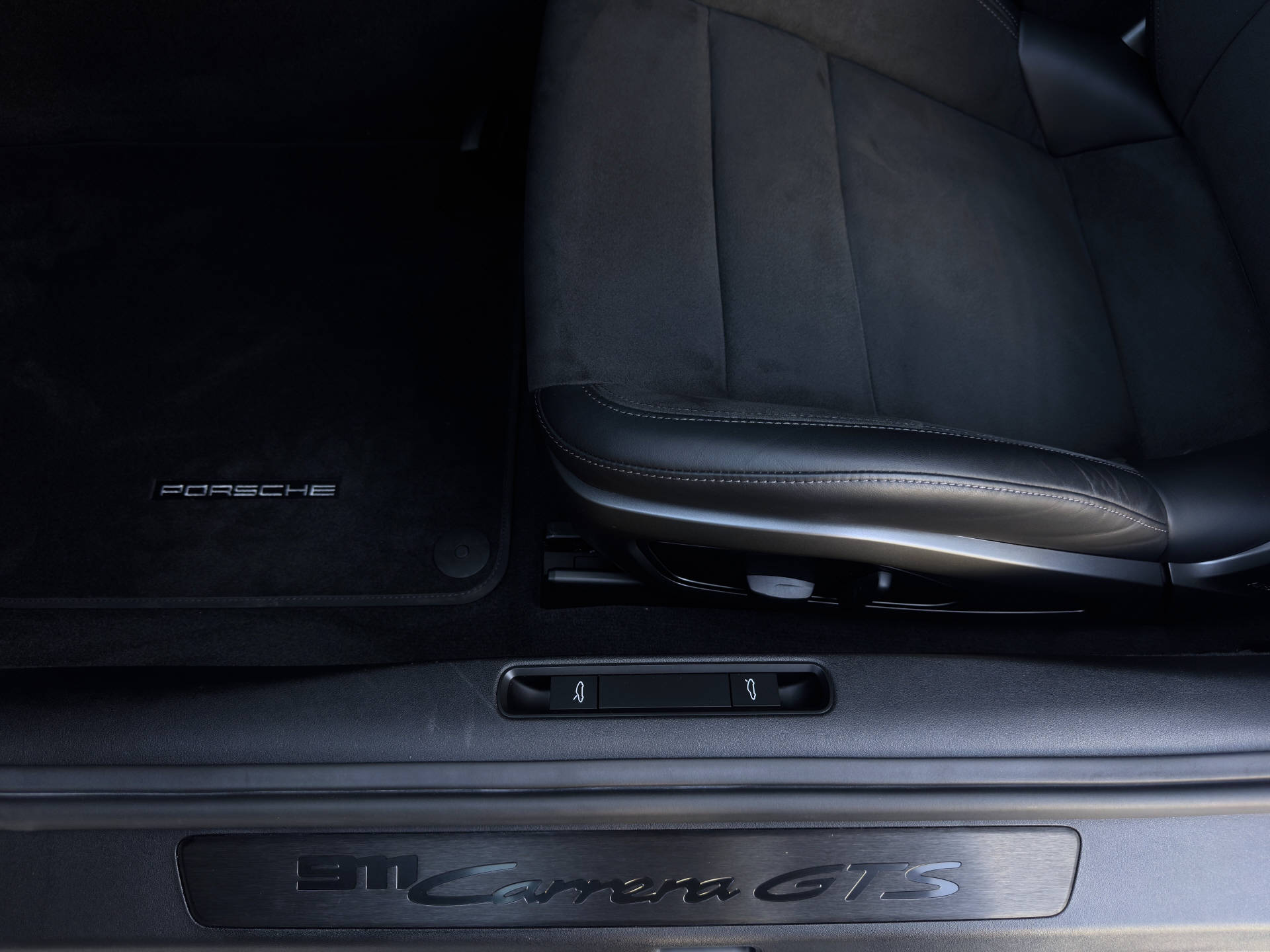 PORSCHE 911 Carrera GTS-image-7