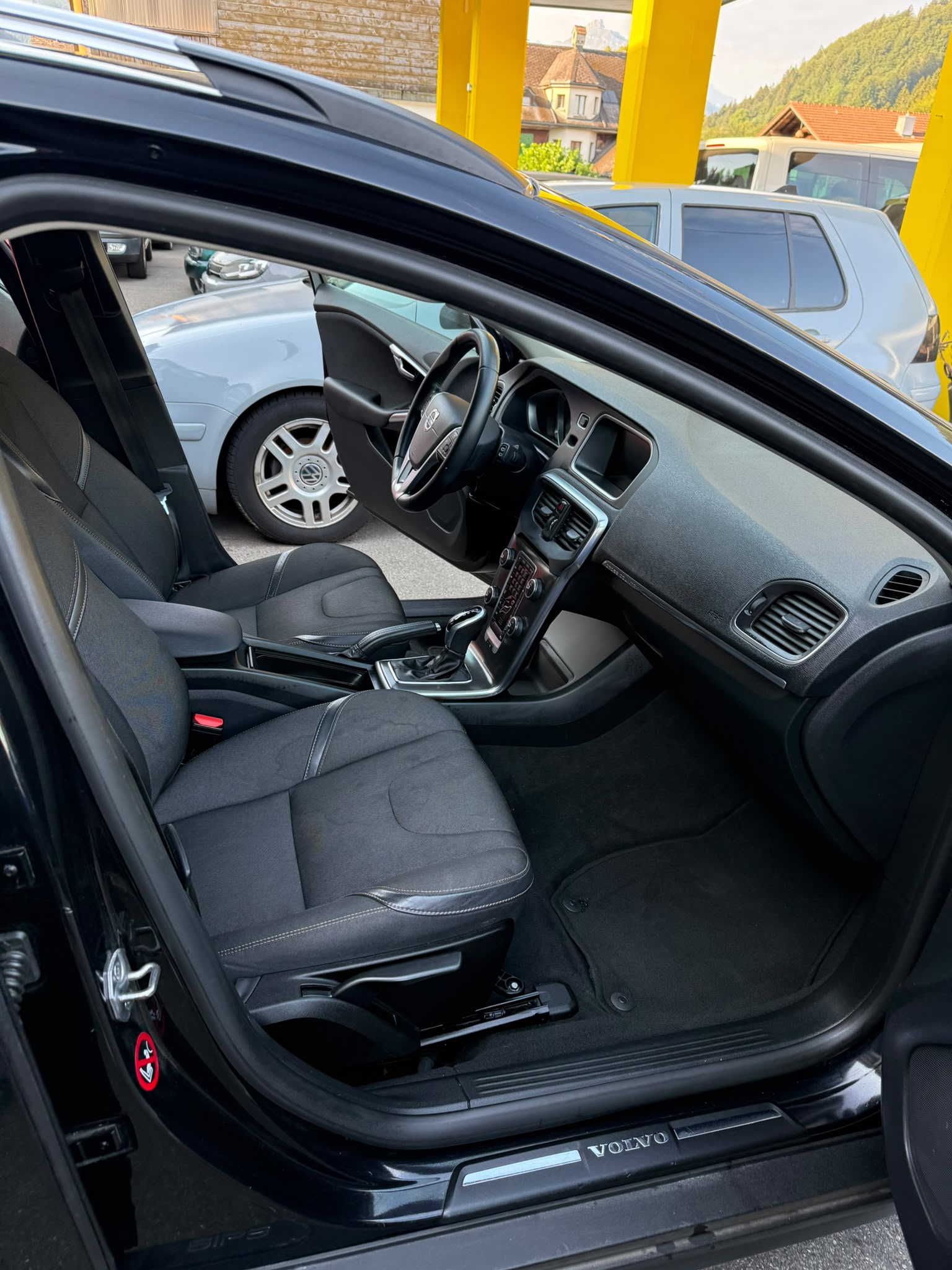 VOLVO V40 Cross Country T4 2.0 AWD Family Ed. Geartr.-image-2