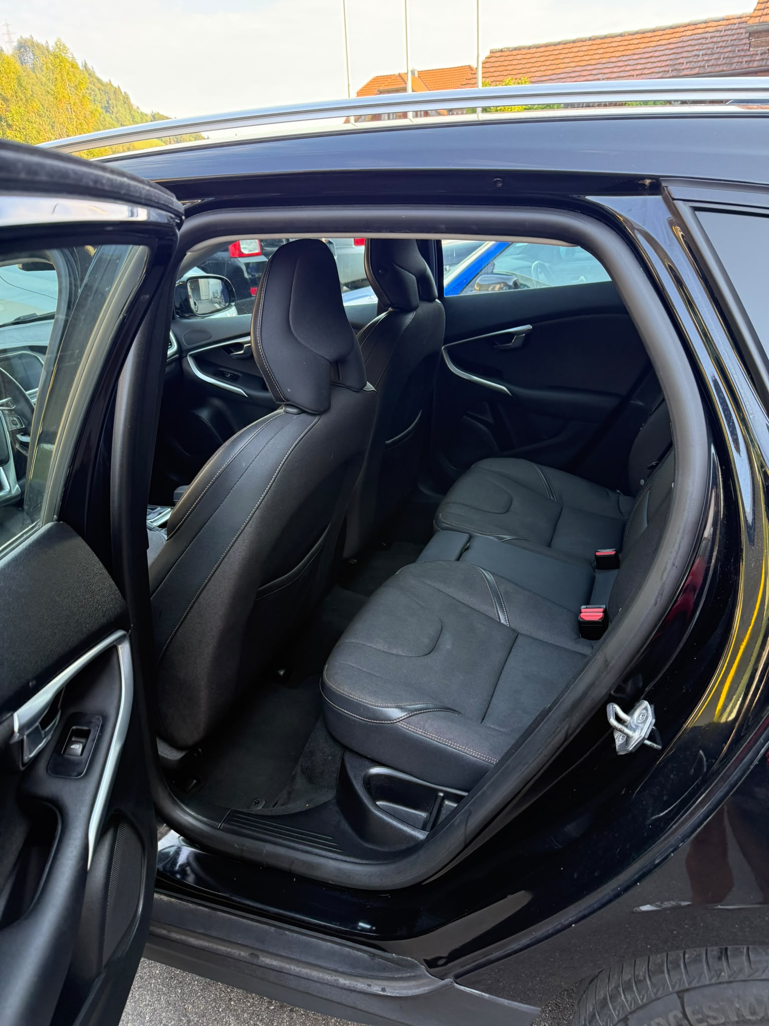 VOLVO V40 Cross Country T4 2.0 AWD Family Ed. Geartr.-image-6
