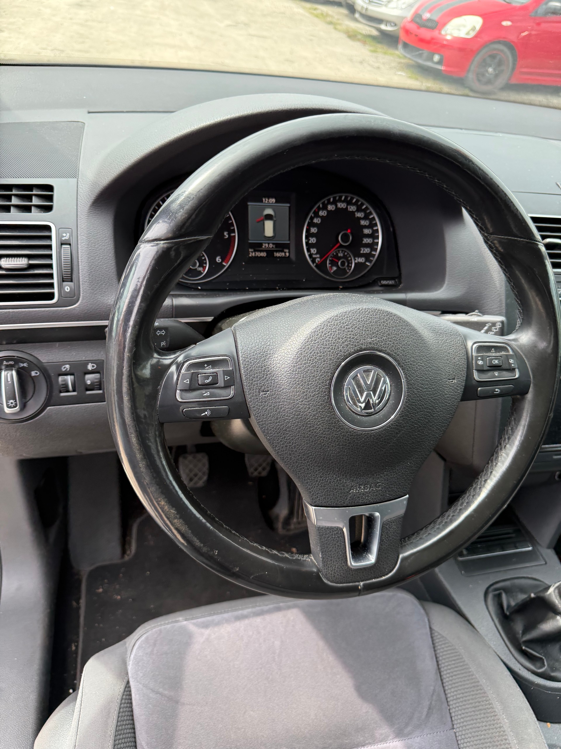 VW Touran 2.0 TDI Comfortline-image-11