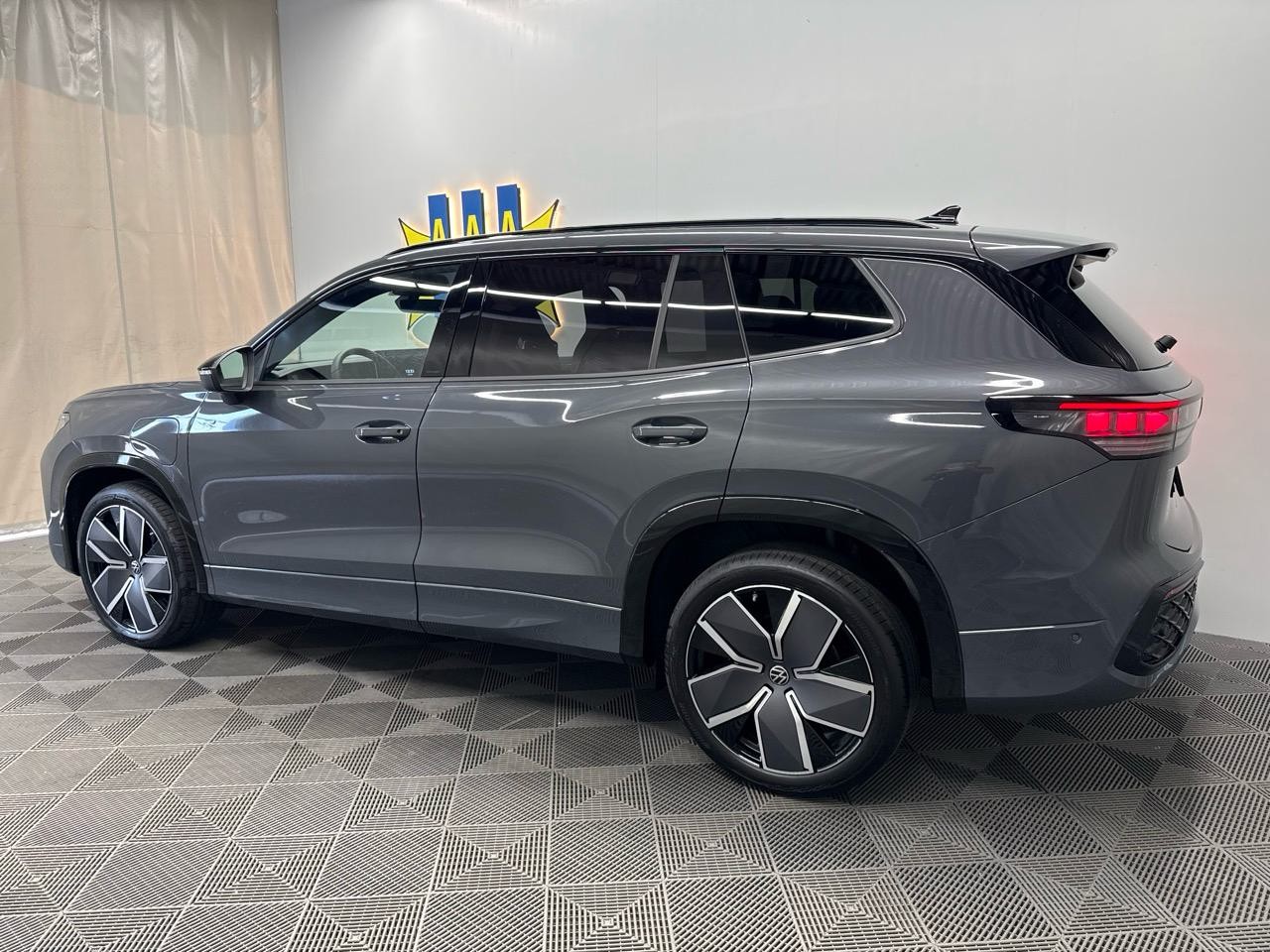 VW Tayron 1.5 TSI PHEV R-Line Black Style Limited Editon 272PS-showroom-element-1