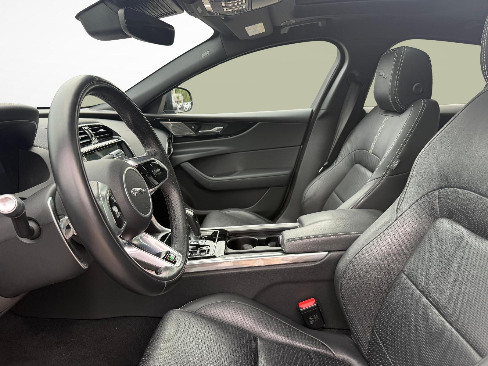 JAGUAR XE 2.0 T 300 R-Dynamic Black AWD-showroom-element-1