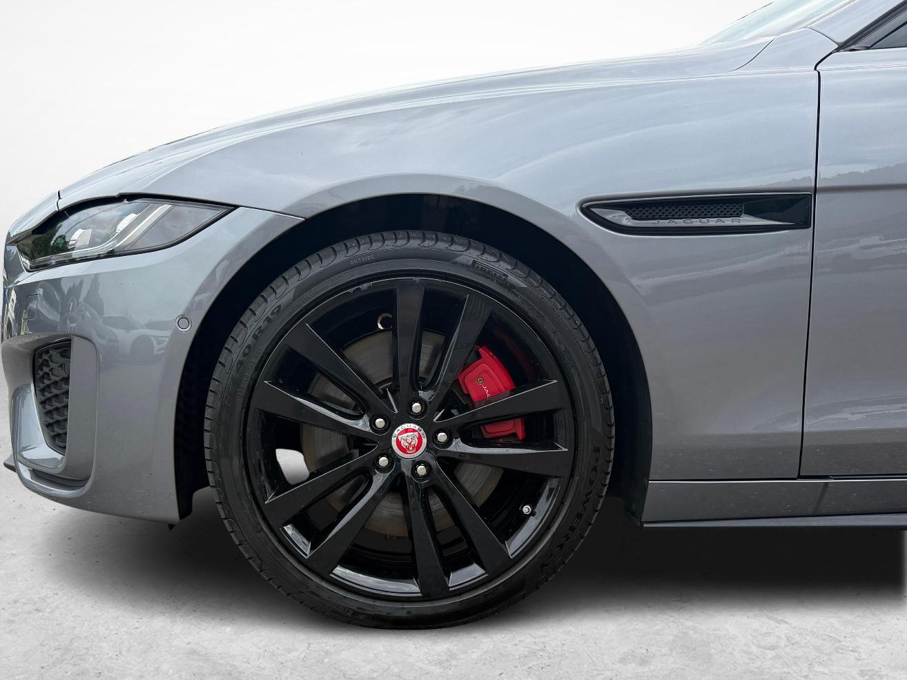 JAGUAR XE 2.0 T 300 R-Dynamic Black AWD-image-12