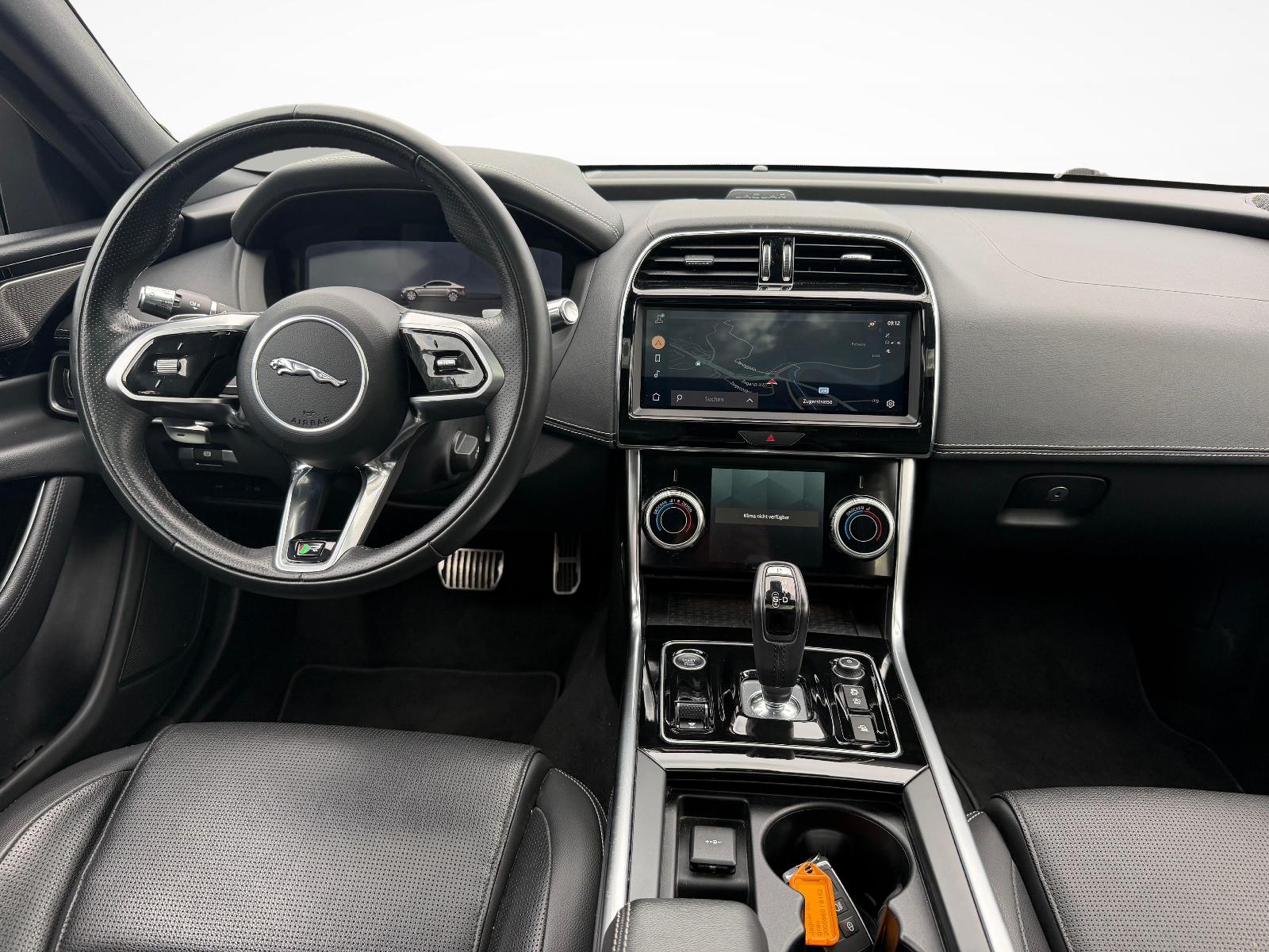 JAGUAR XE 2.0 T 300 R-Dynamic Black AWD-image-9