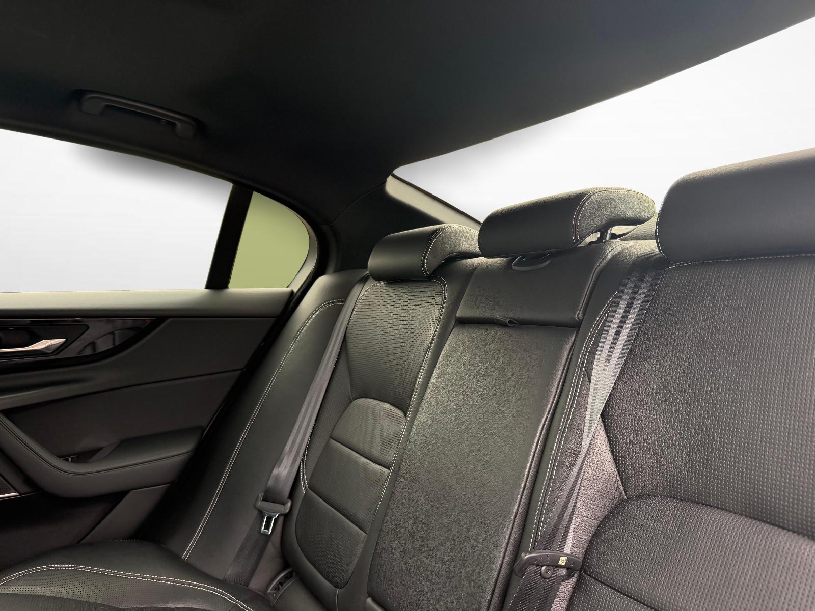 JAGUAR XE 2.0 T 300 R-Dynamic Black AWD-image-10