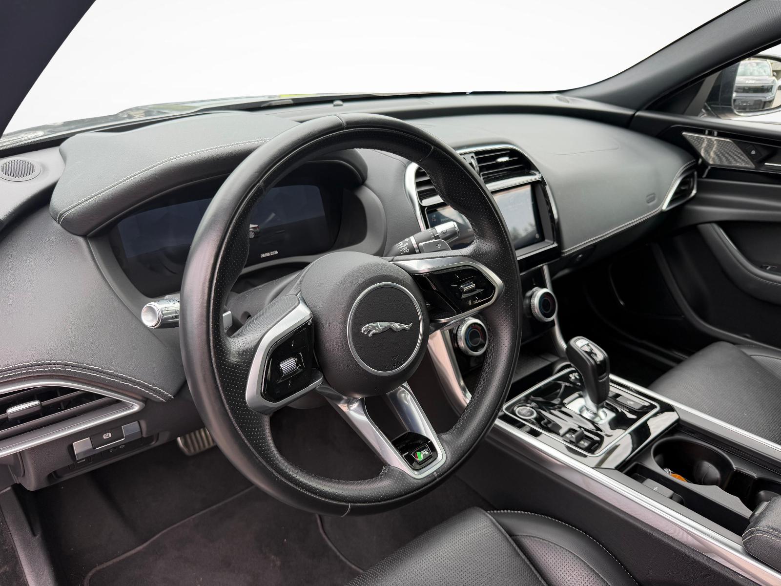 JAGUAR XE 2.0 T 300 R-Dynamic Black AWD-showroom-element-3