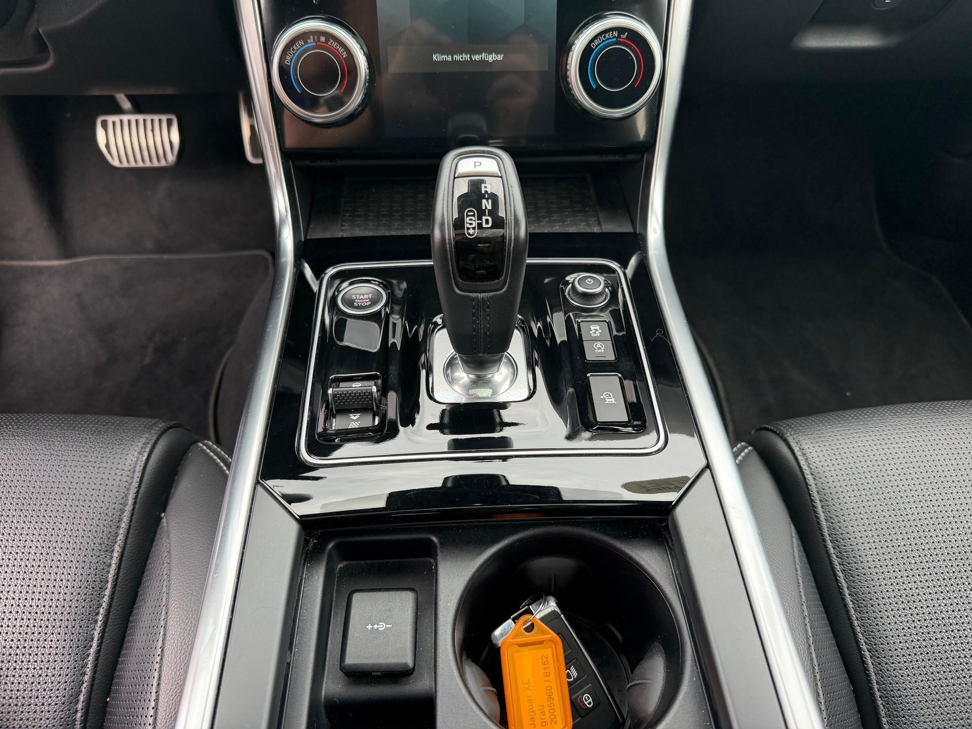 JAGUAR XE 2.0 T 300 R-Dynamic Black AWD-image-5