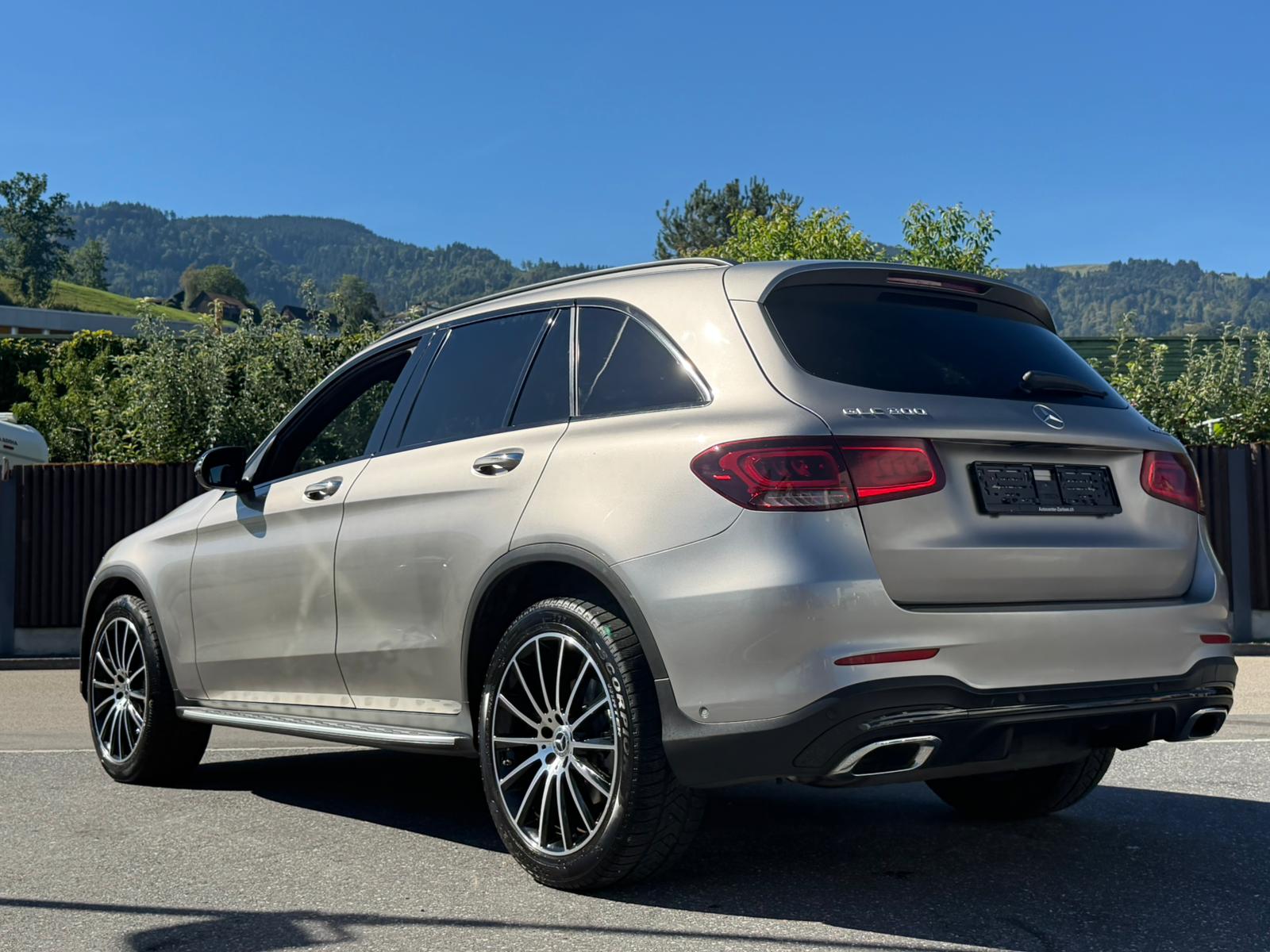 MERCEDES-BENZ GLC 300 AMG Line 4Matic 9G-Tronic Mojave Silber-image-5