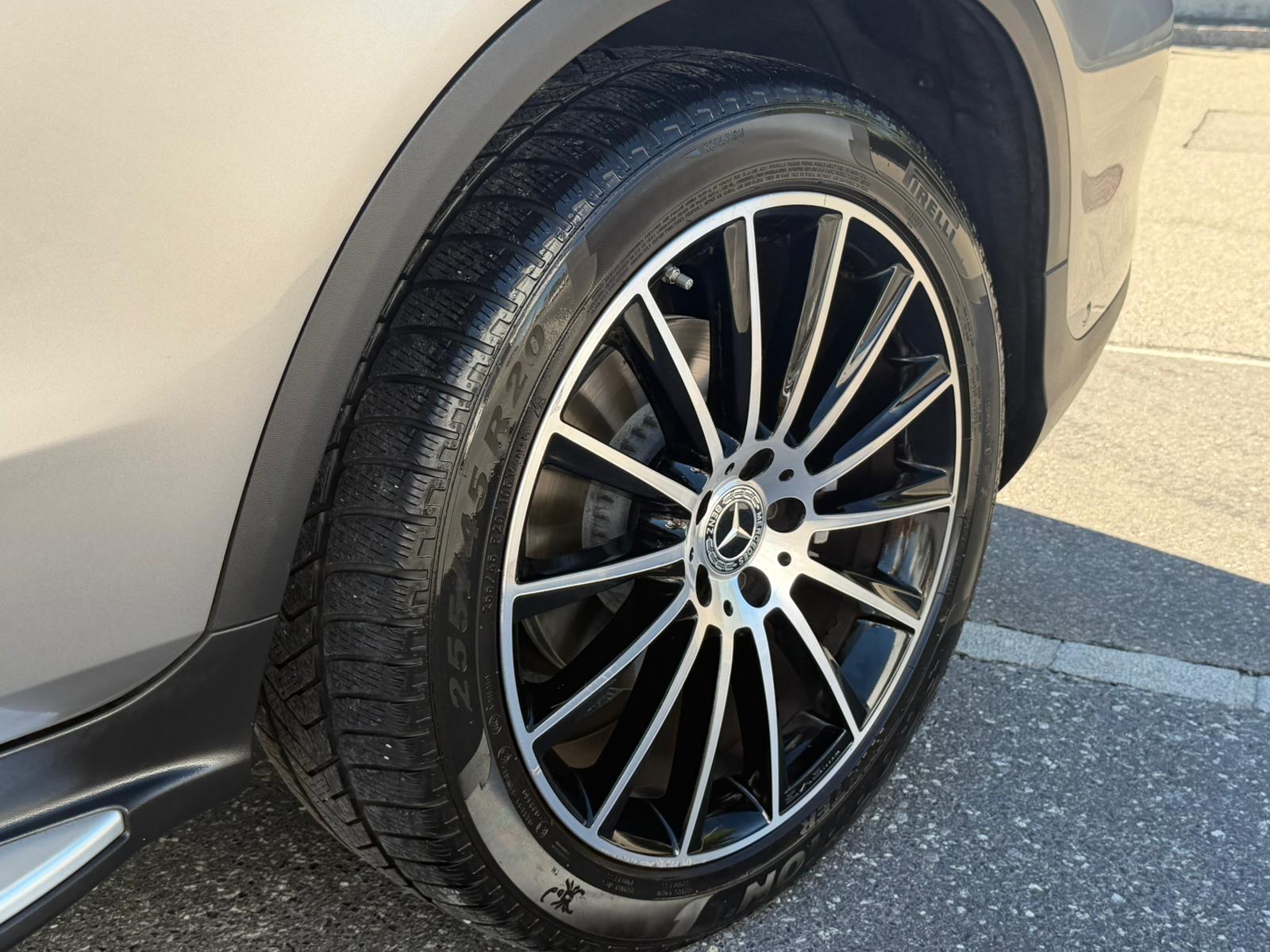 MERCEDES-BENZ GLC 300 AMG Line 4Matic 9G-Tronic Mojave Silber-image-2