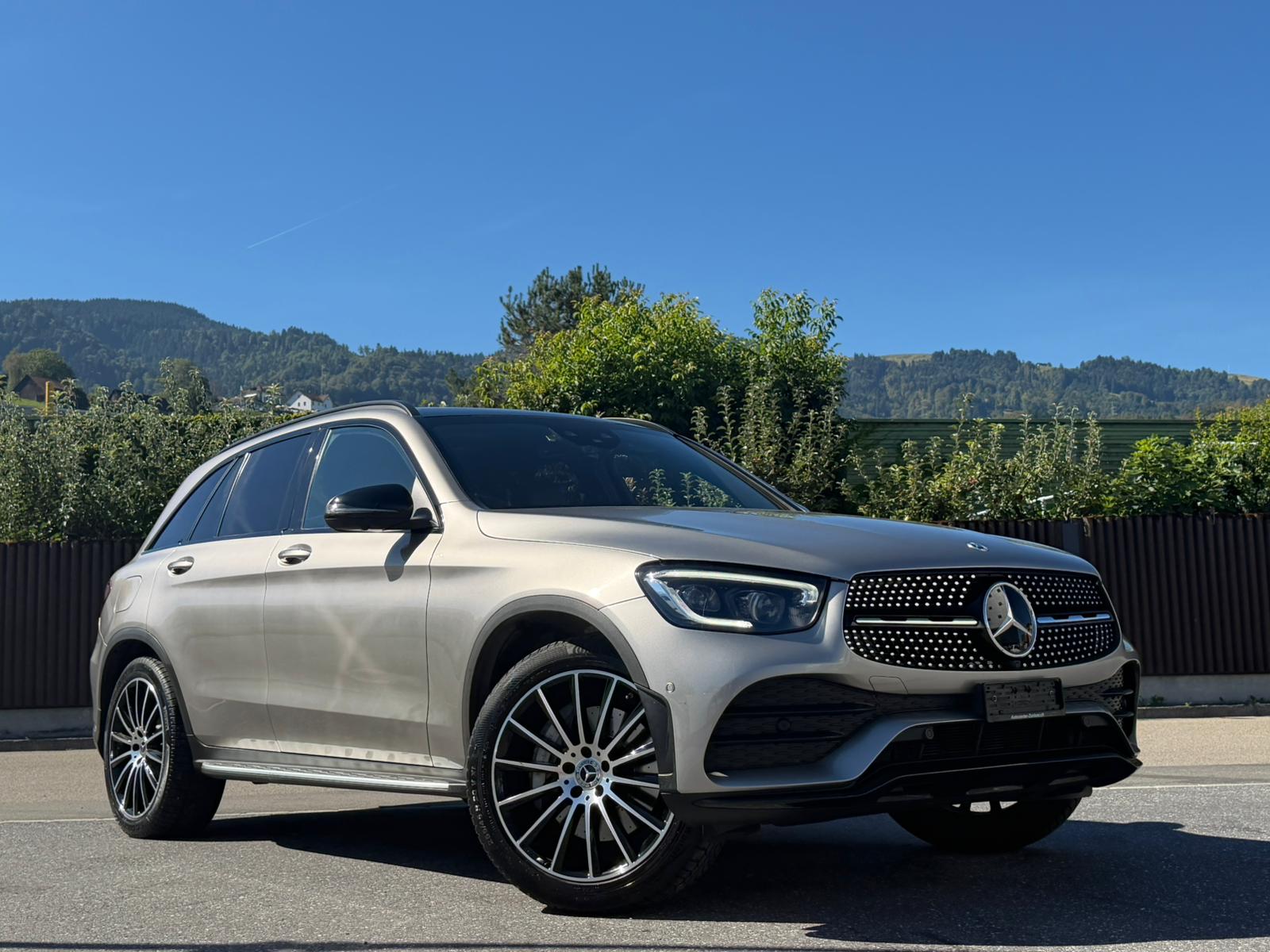 MERCEDES-BENZ GLC 300 AMG Line 4Matic 9G-Tronic Mojave Silber-image-3