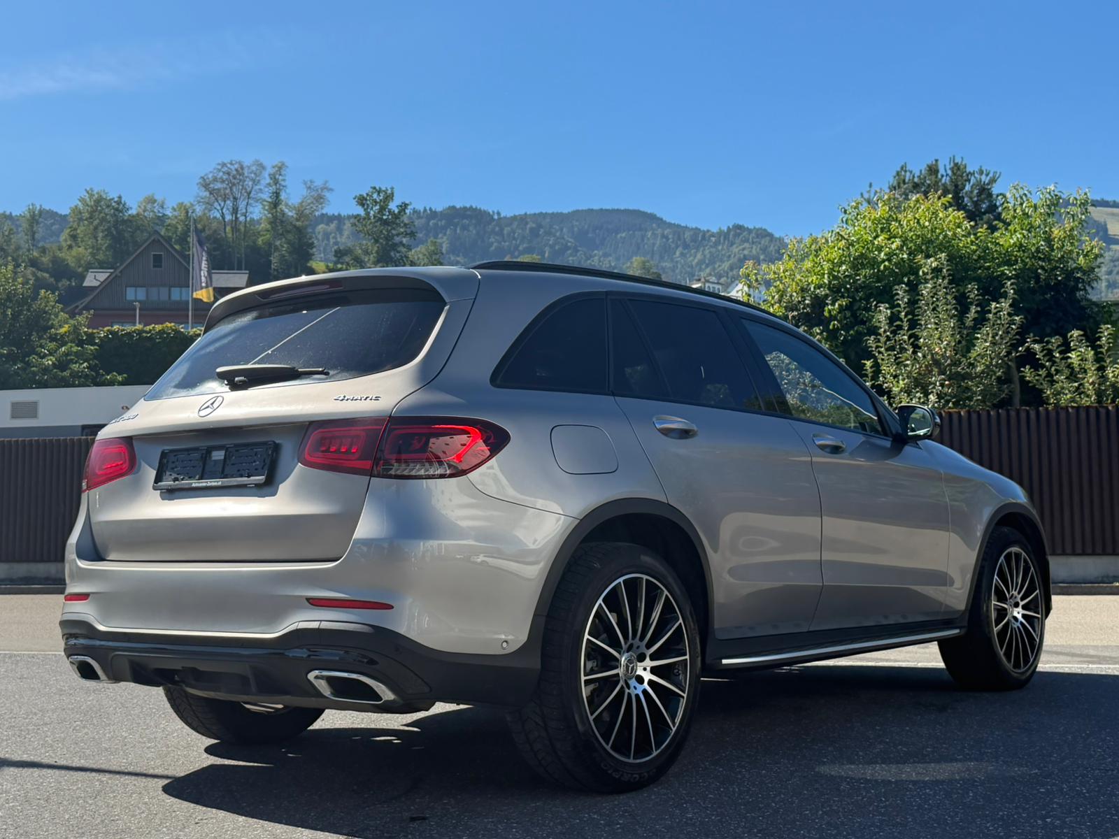 MERCEDES-BENZ GLC 300 AMG Line 4Matic 9G-Tronic Mojave Silber-image-4