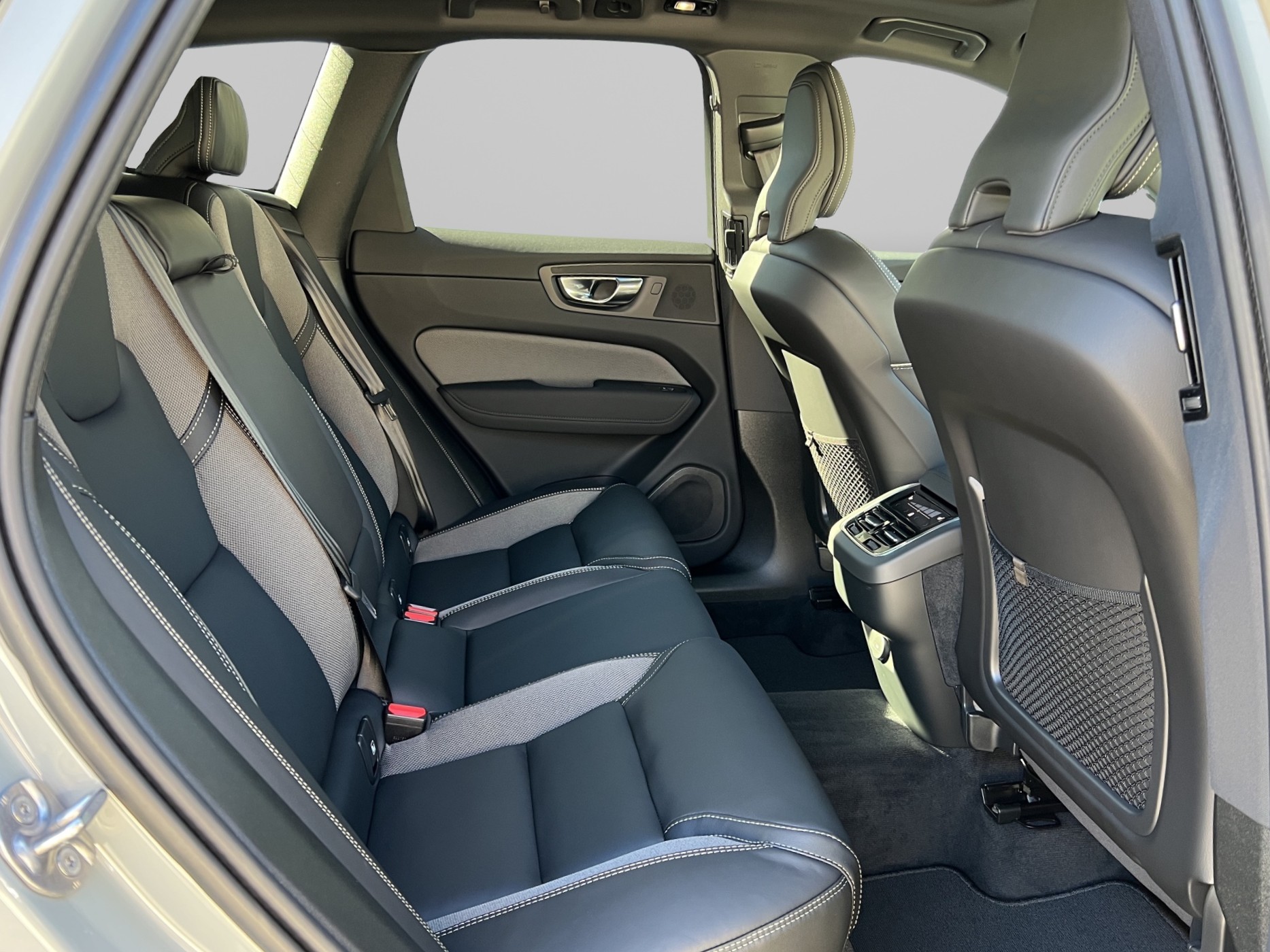 VOLVO XC60 2.0 B5 MH Black Edition AWD-image-14