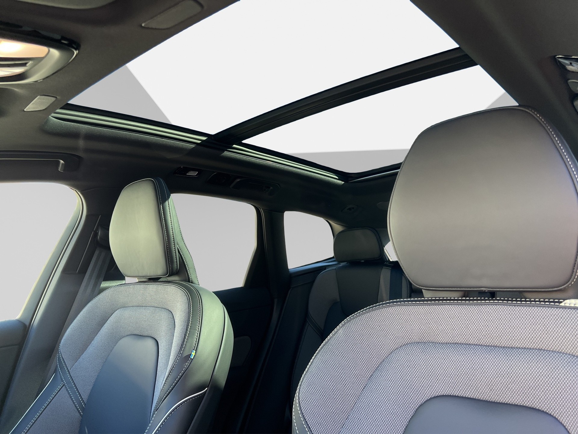 VOLVO XC60 2.0 B5 MH Black Edition AWD-image-18