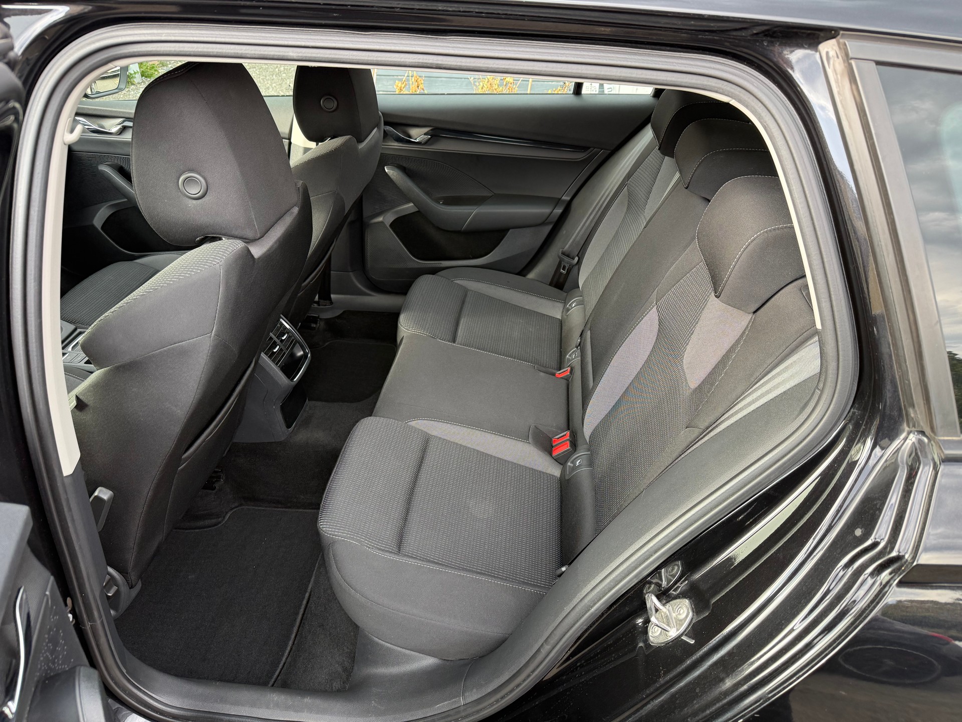SKODA Octavia Combi 2.0 TDI Ambition 4x4 DSG-image-9