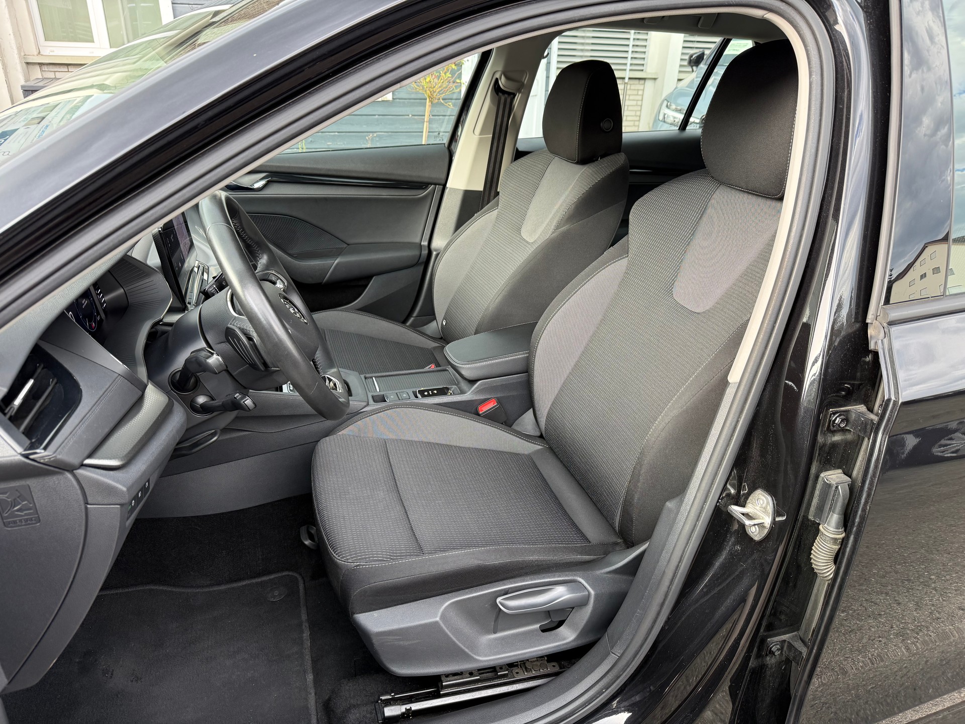 SKODA Octavia Combi 2.0 TDI Ambition 4x4 DSG-image-8