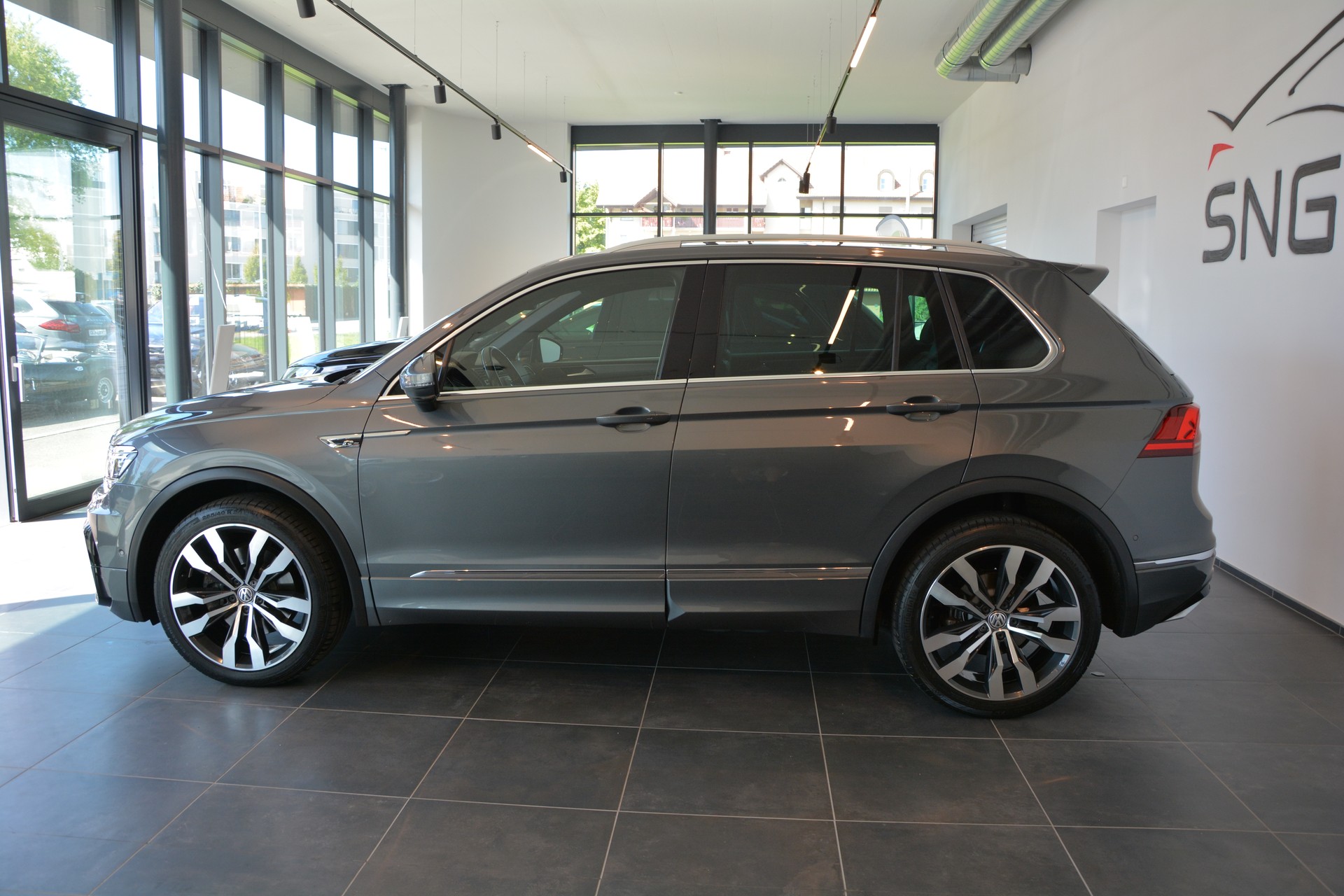 VW Tiguan 2.0TSI Highline 4Motion DSG R-Line-image-2