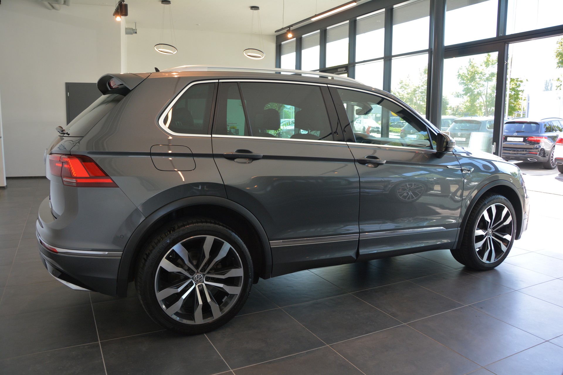 VW Tiguan 2.0TSI Highline 4Motion DSG R-Line-image-6