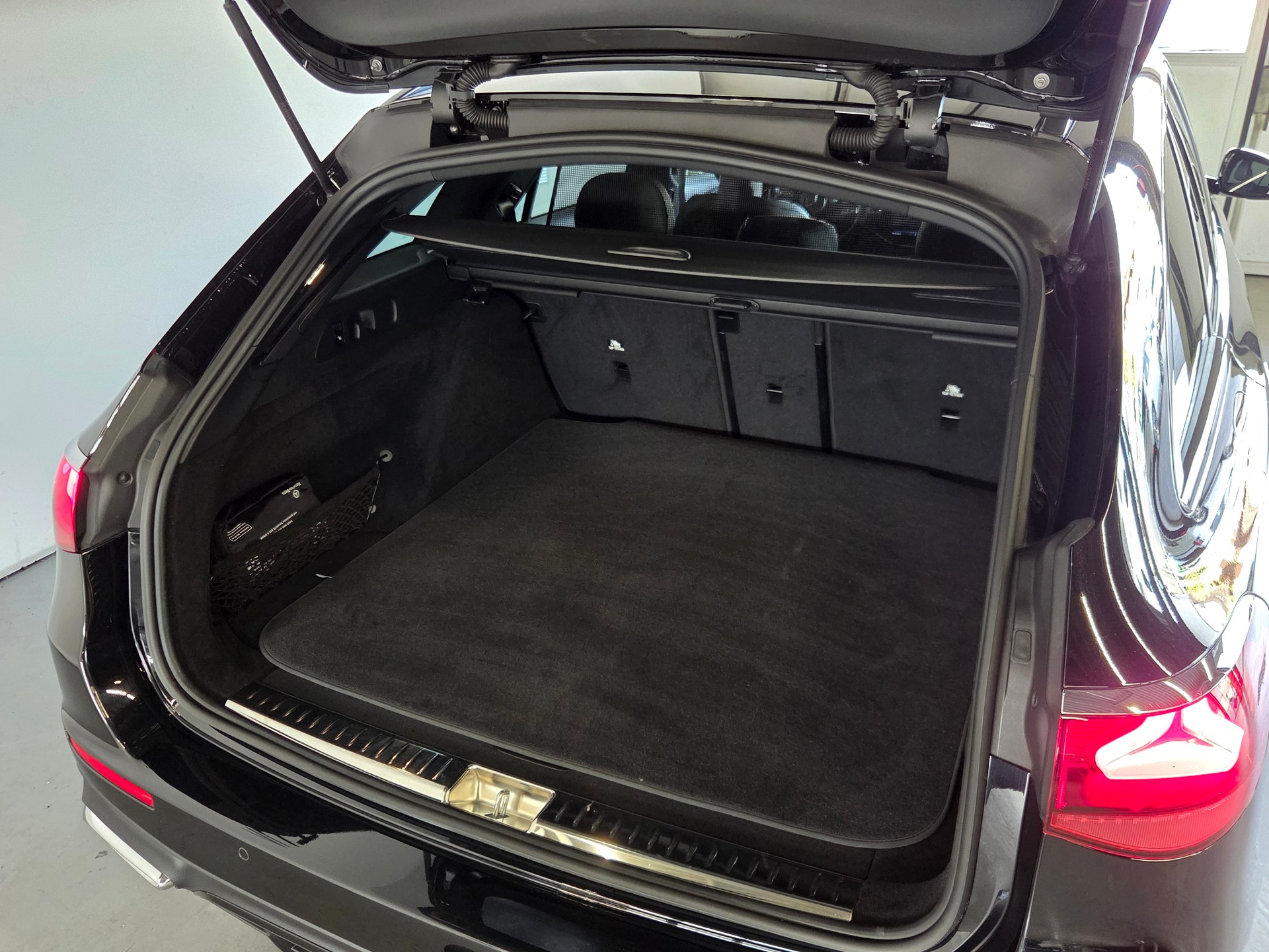 MERCEDES-BENZ E 450 d AMG Line 4matic Kombi-image-24