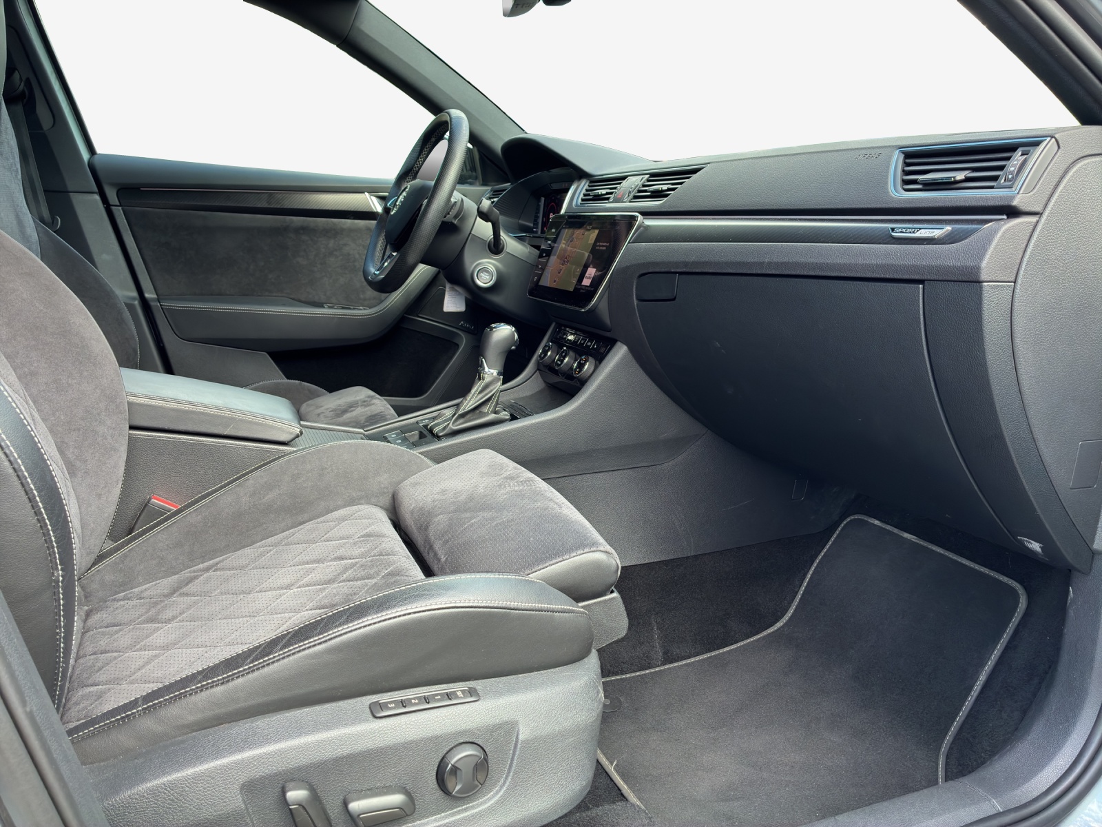 SKODA Superb Combi 2.0 TSI SportLine Plus 4x4 DSG-image-14