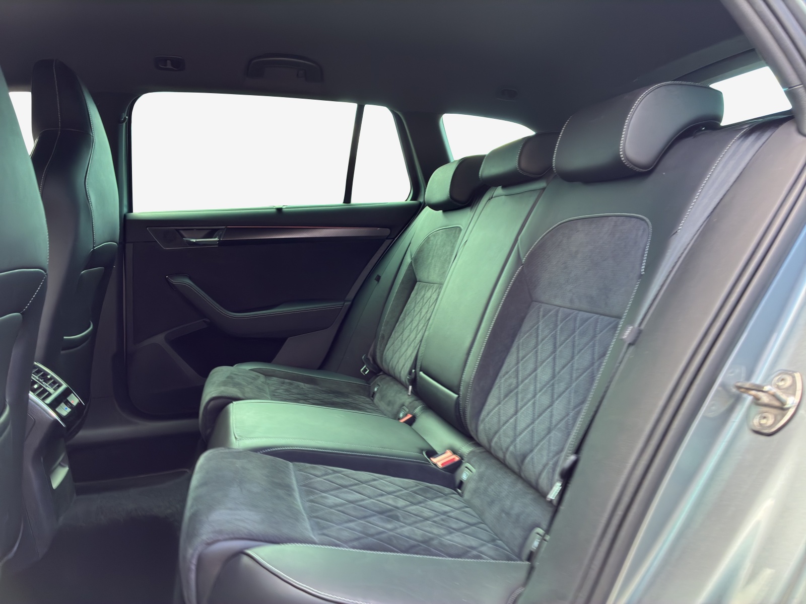 SKODA Superb Combi 2.0 TSI SportLine Plus 4x4 DSG-image-11