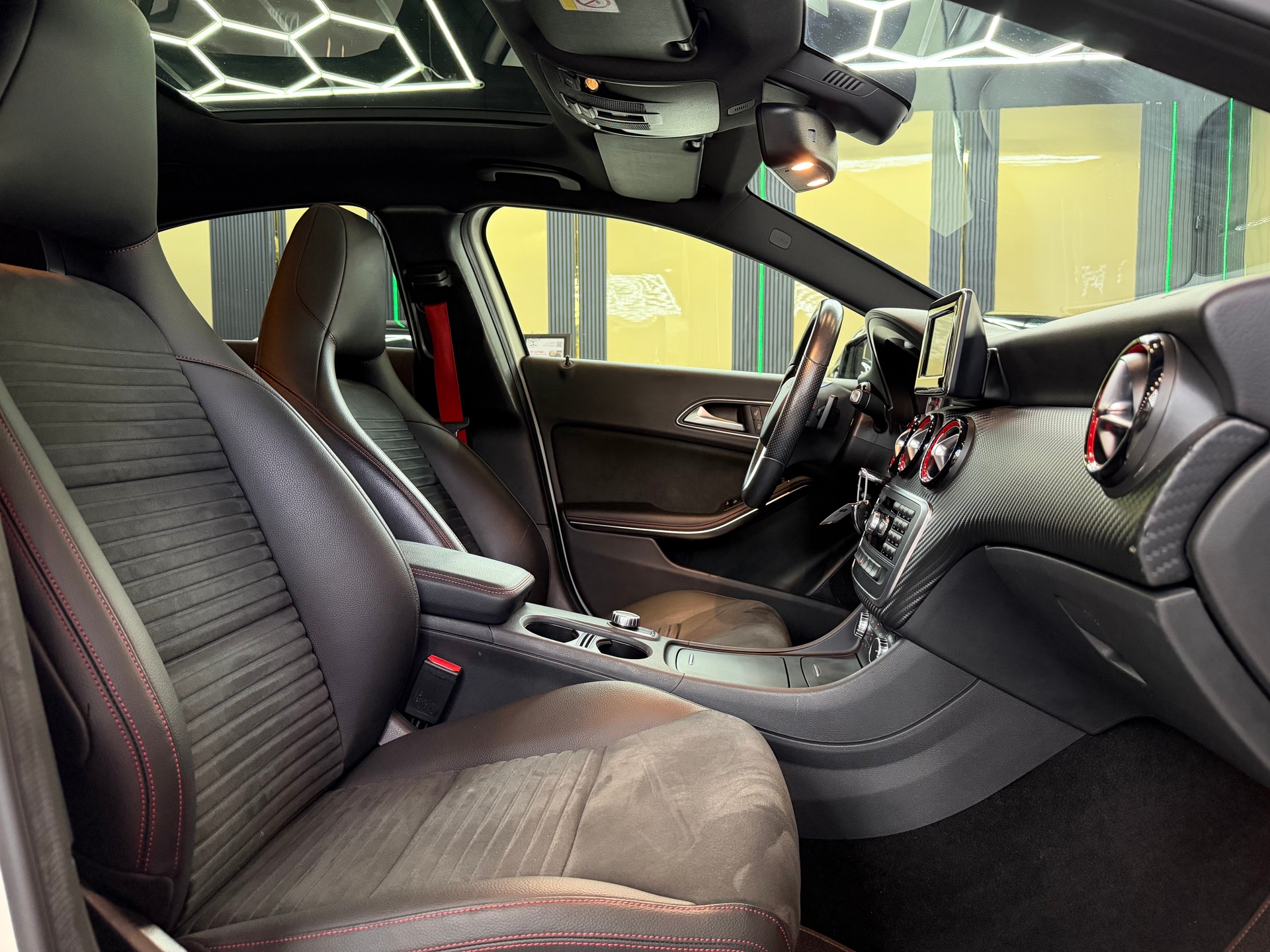 MERCEDES-BENZ A 250 Sport 7G-DCT-image-11