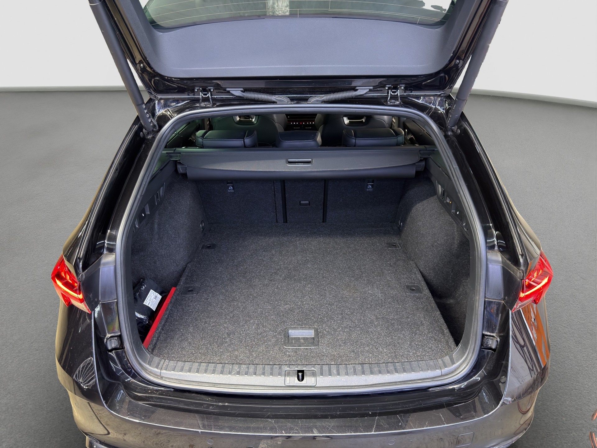 SKODA Octavia Combi 2.0 TSI DSG RS-image-32