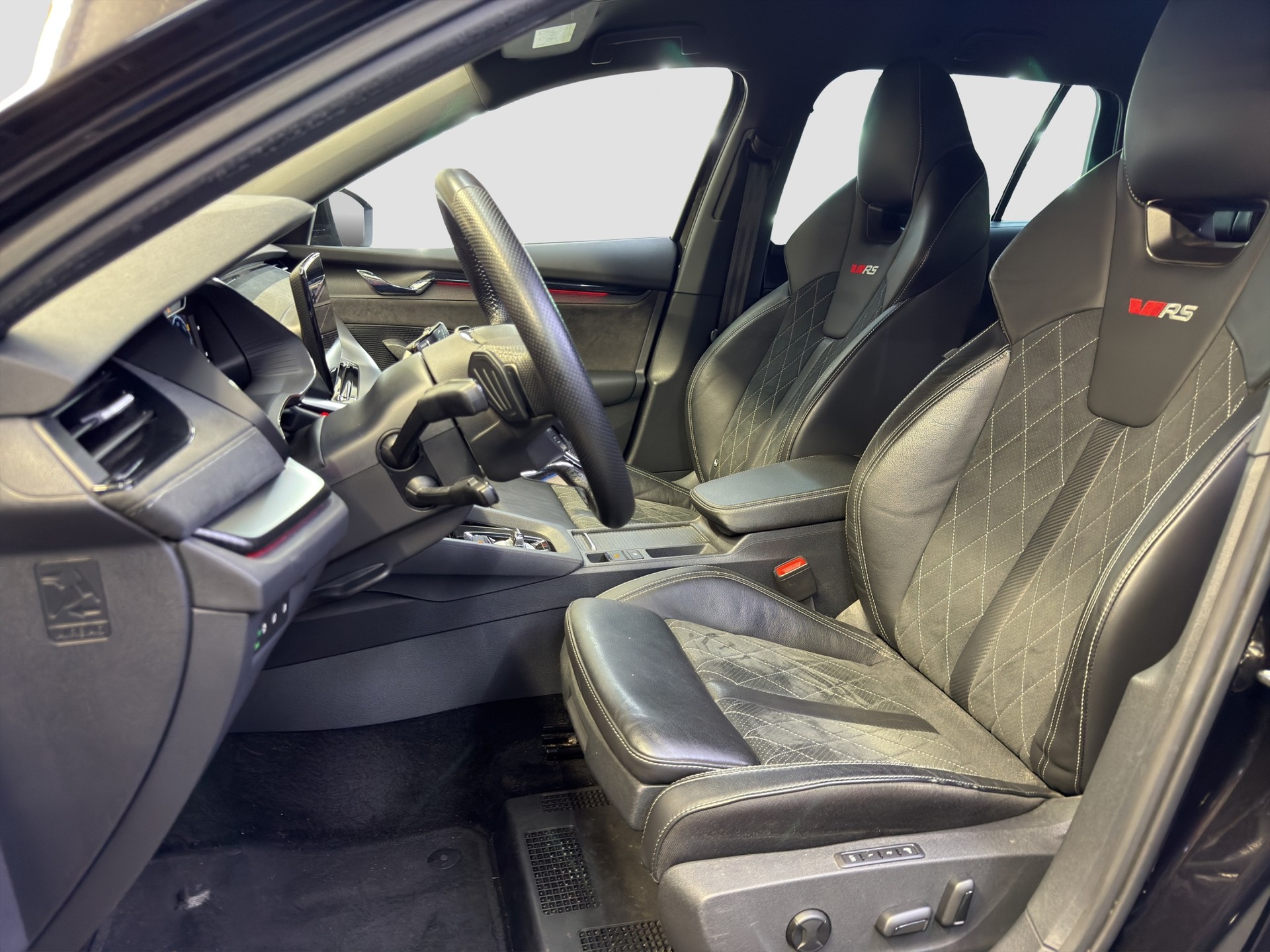 SKODA Octavia Combi 2.0 TSI DSG RS-image-11