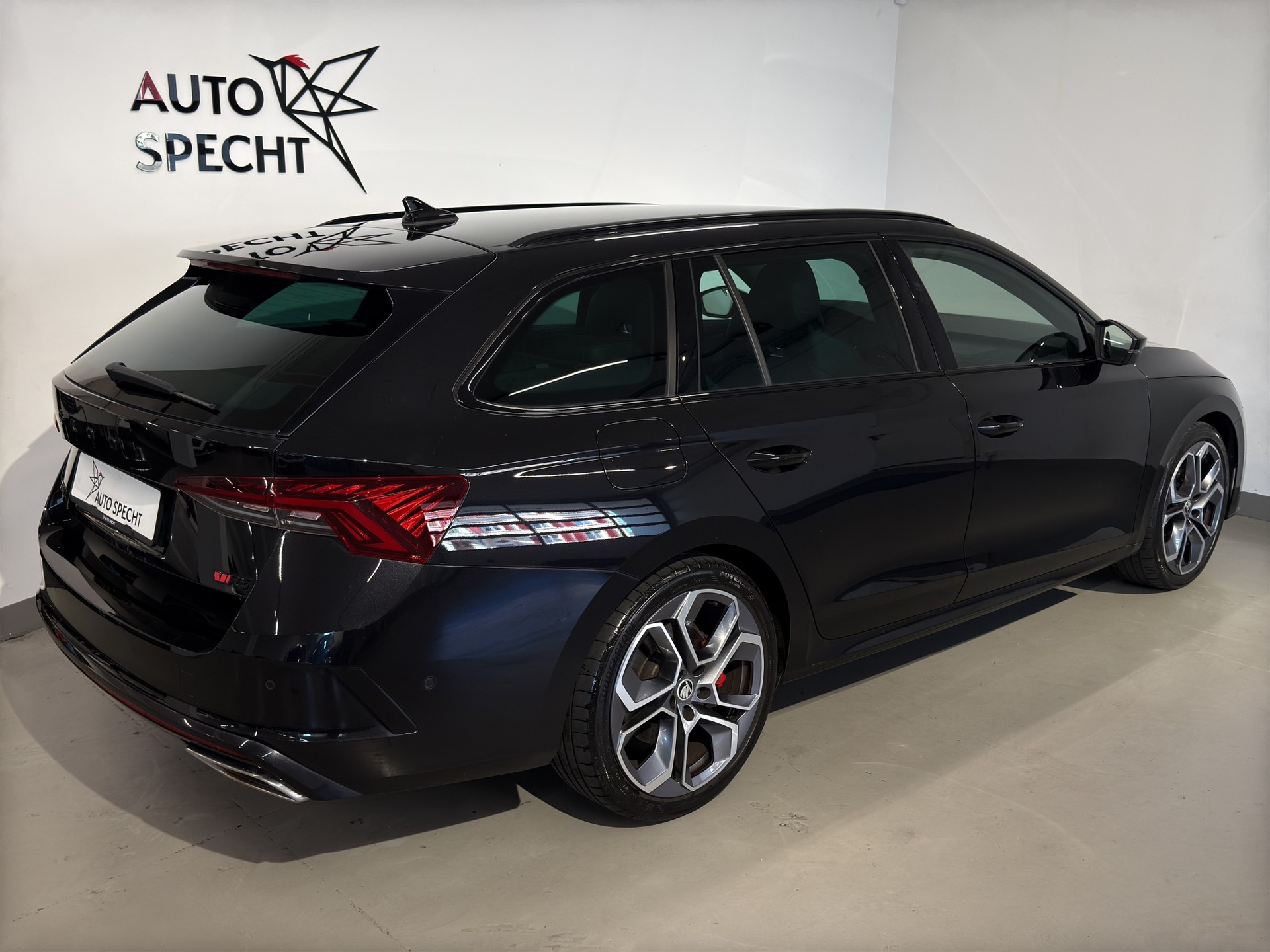 SKODA Octavia Combi 2.0 TSI DSG RS-image-3
