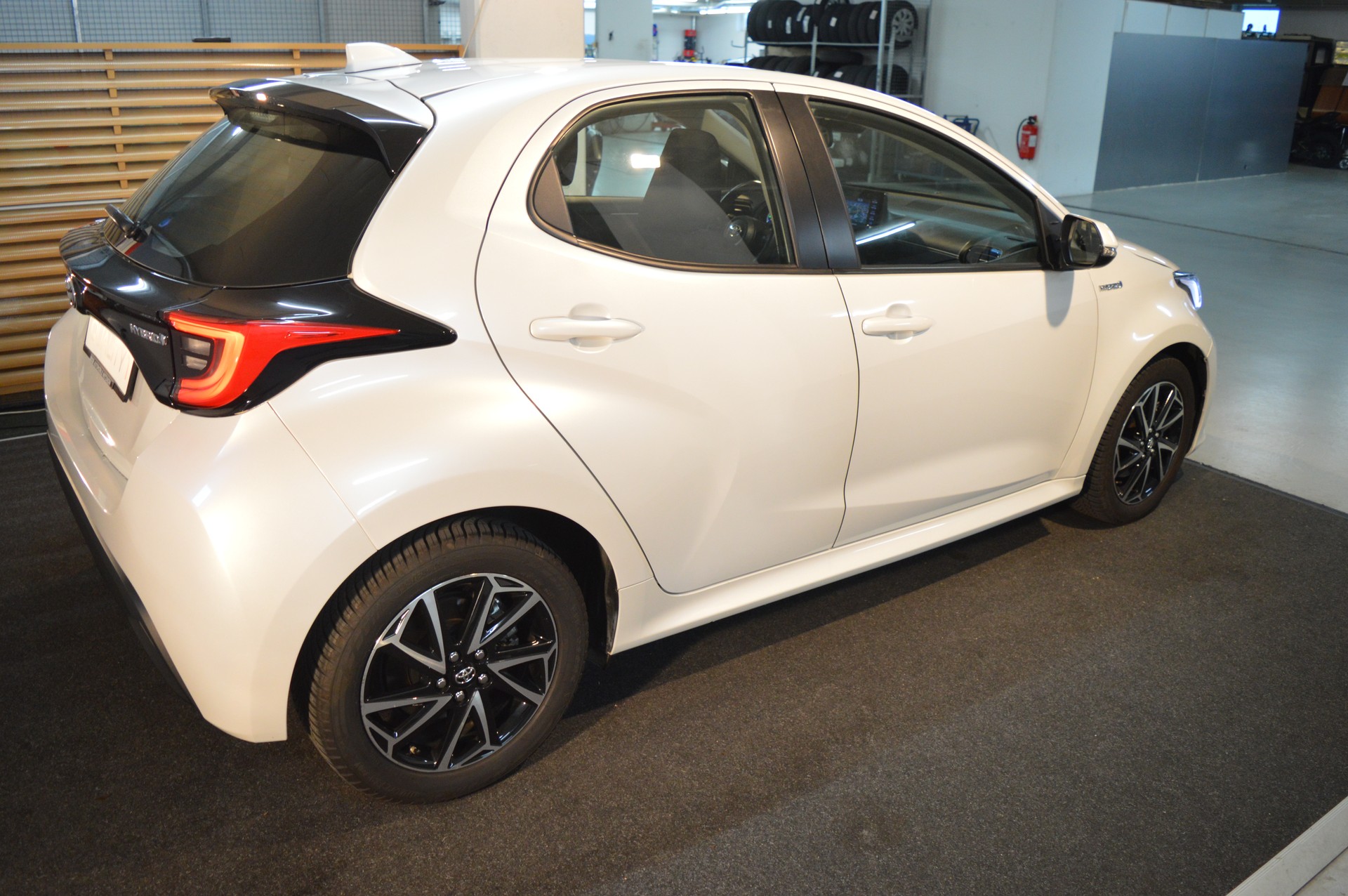 TOYOTA Yaris 1.5 Trend e-CVT-image-5