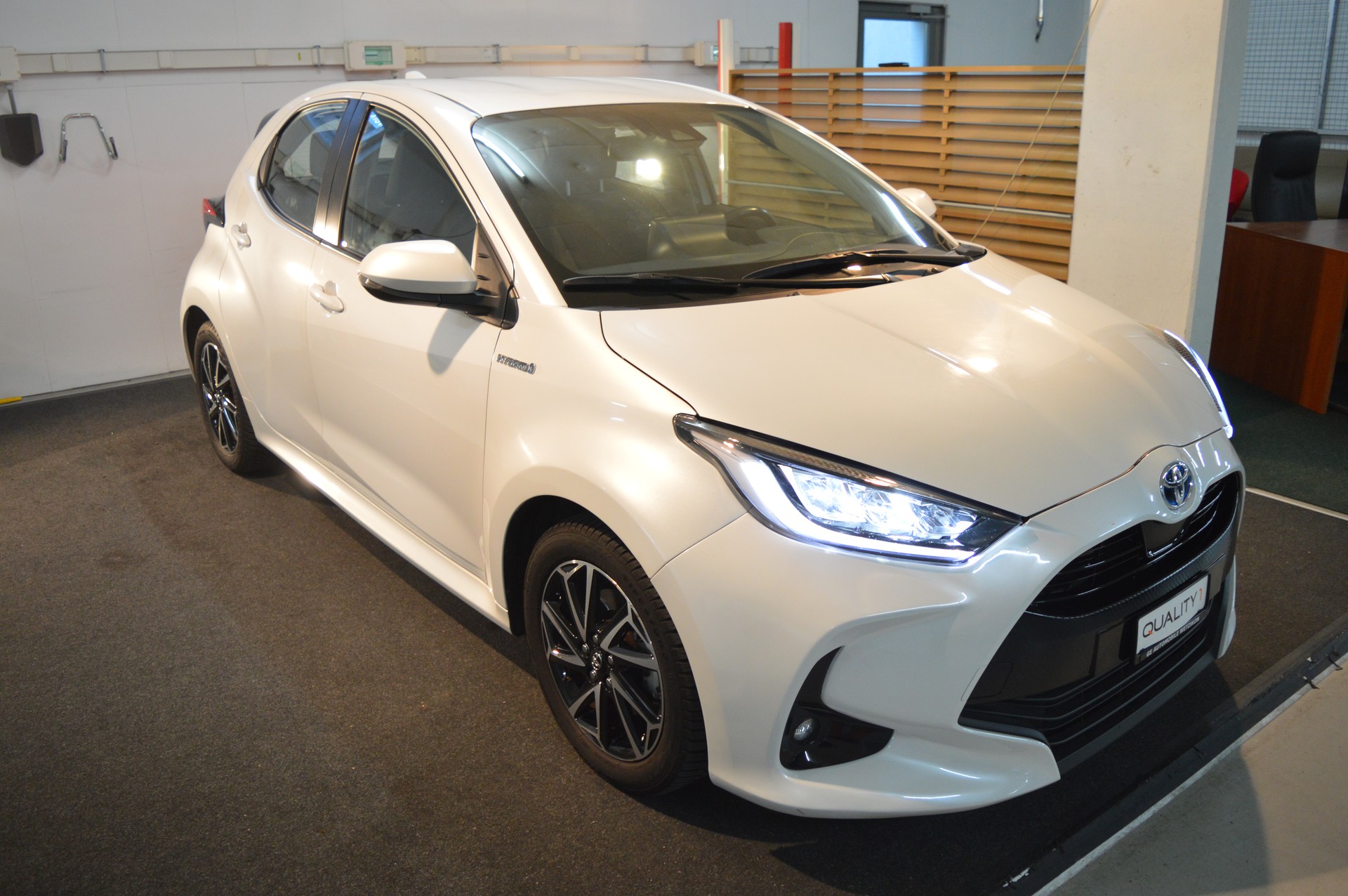TOYOTA Yaris 1.5 Trend e-CVT-image-3