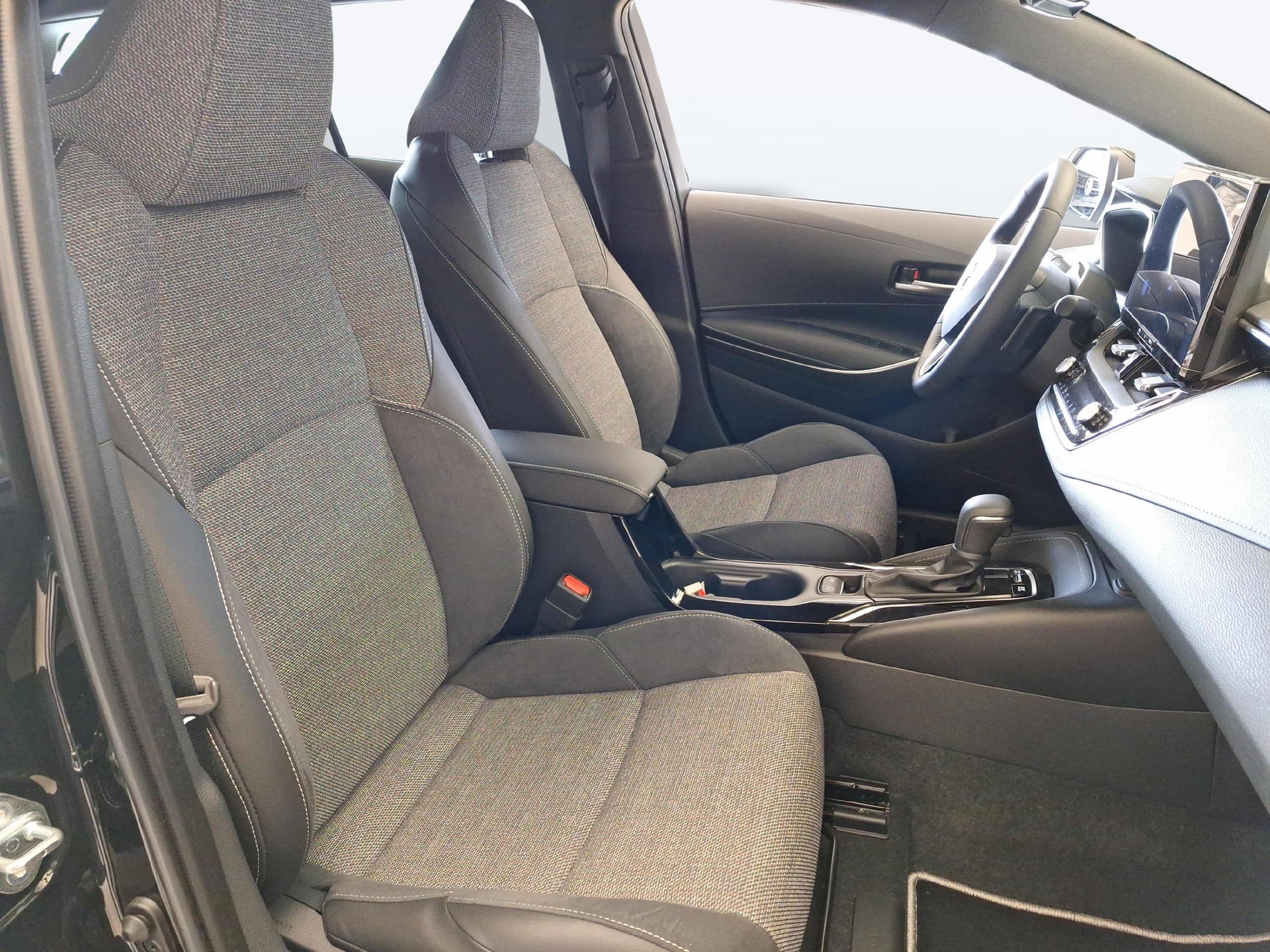 TOYOTA Corolla Touring Sports 2.0 HSD Swiss Edition-image-8