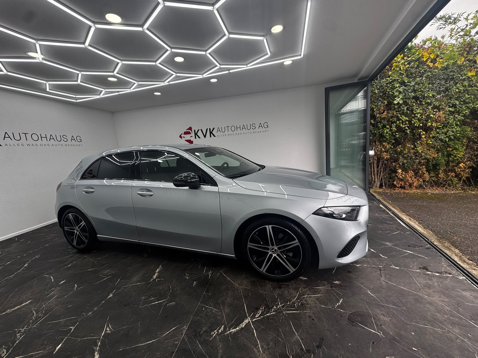 MERCEDES-BENZ A 180 Night Star 7G-DCT | Neuwagenzustand | 2 Jahre Garantie |-image-4