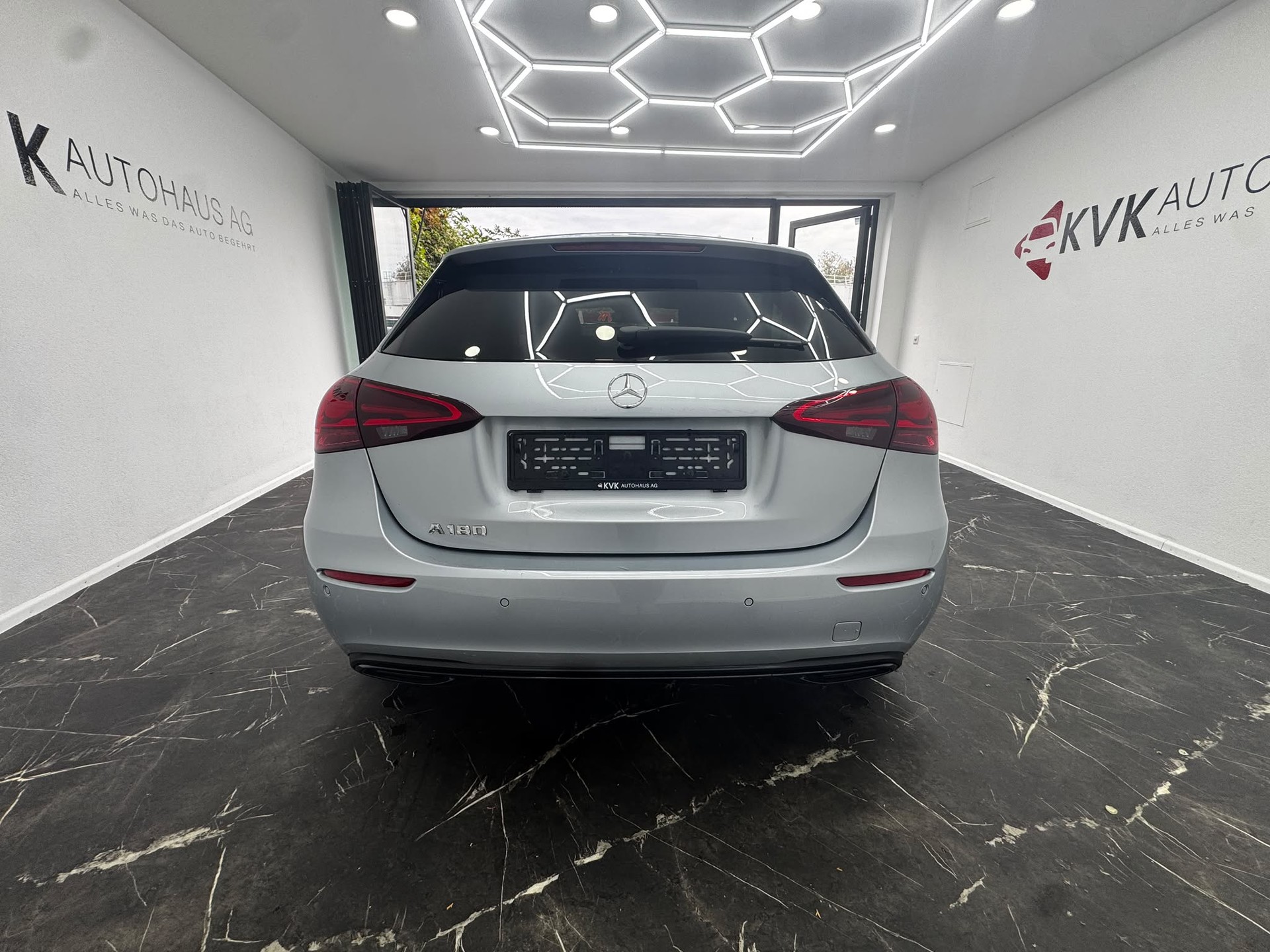 MERCEDES-BENZ A 180 Night Star 7G-DCT | Neuwagenzustand | 2 Jahre Garantie |-image-7