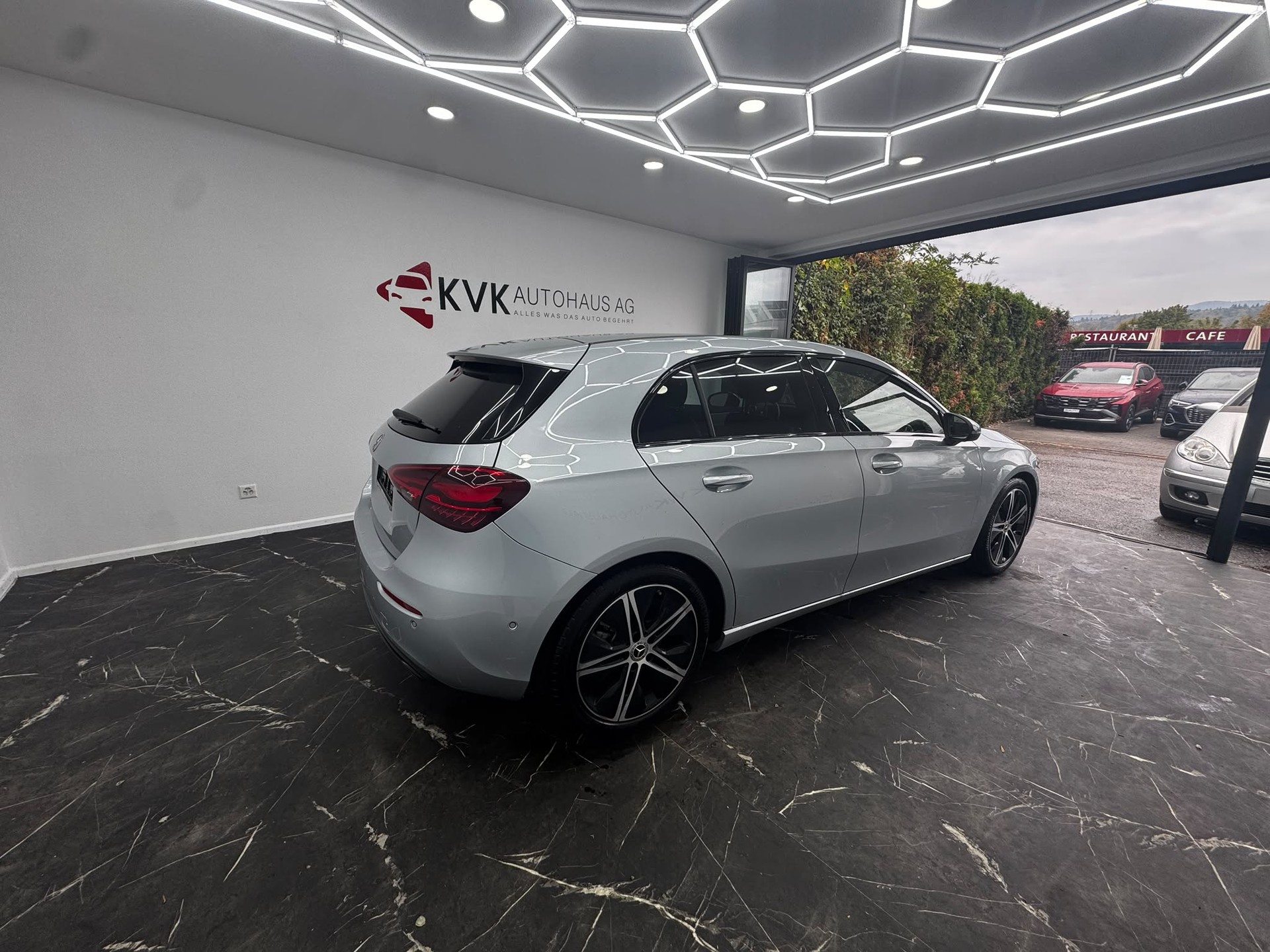 MERCEDES-BENZ A 180 Night Star 7G-DCT | Neuwagenzustand | 2 Jahre Garantie |-image-5