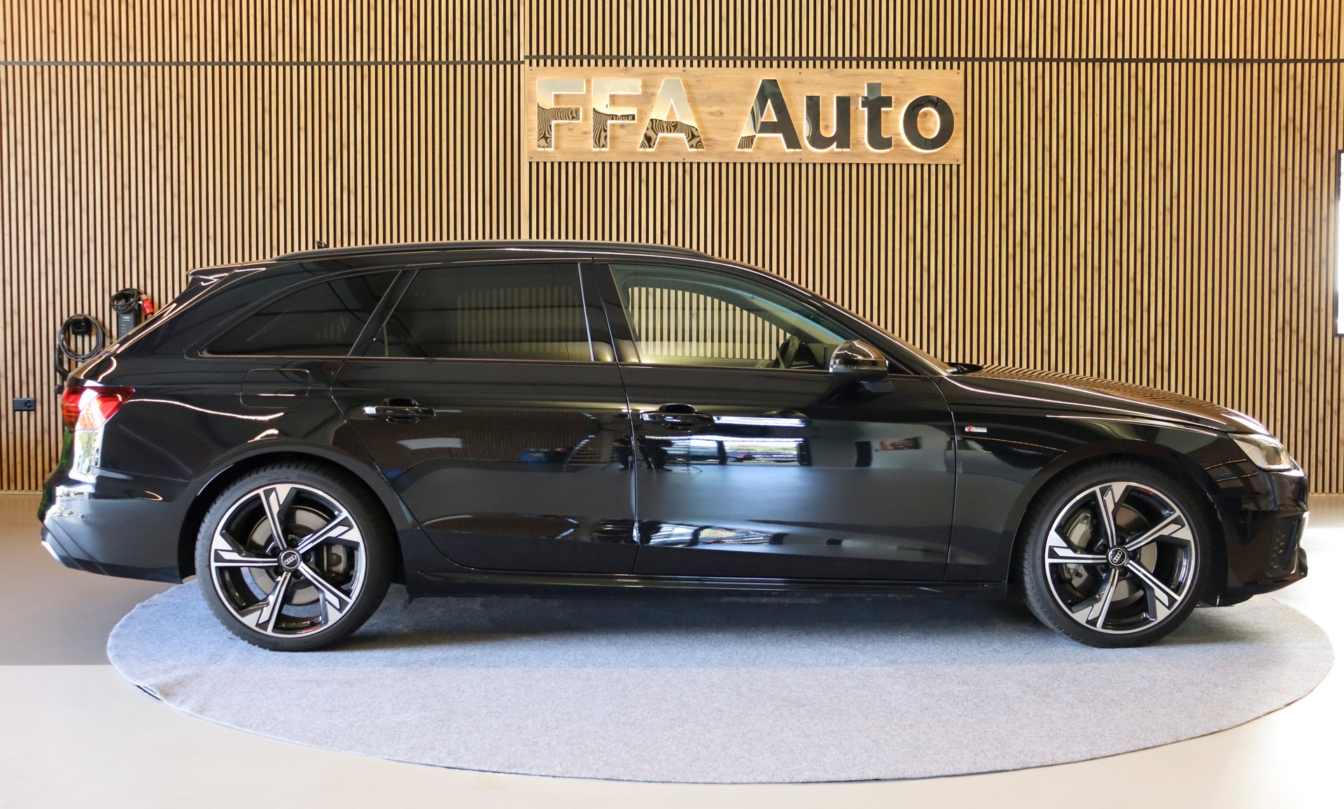 AUDI A4 Avant 2.0 45 TFSI S Line quattro S-Tronic-image-4