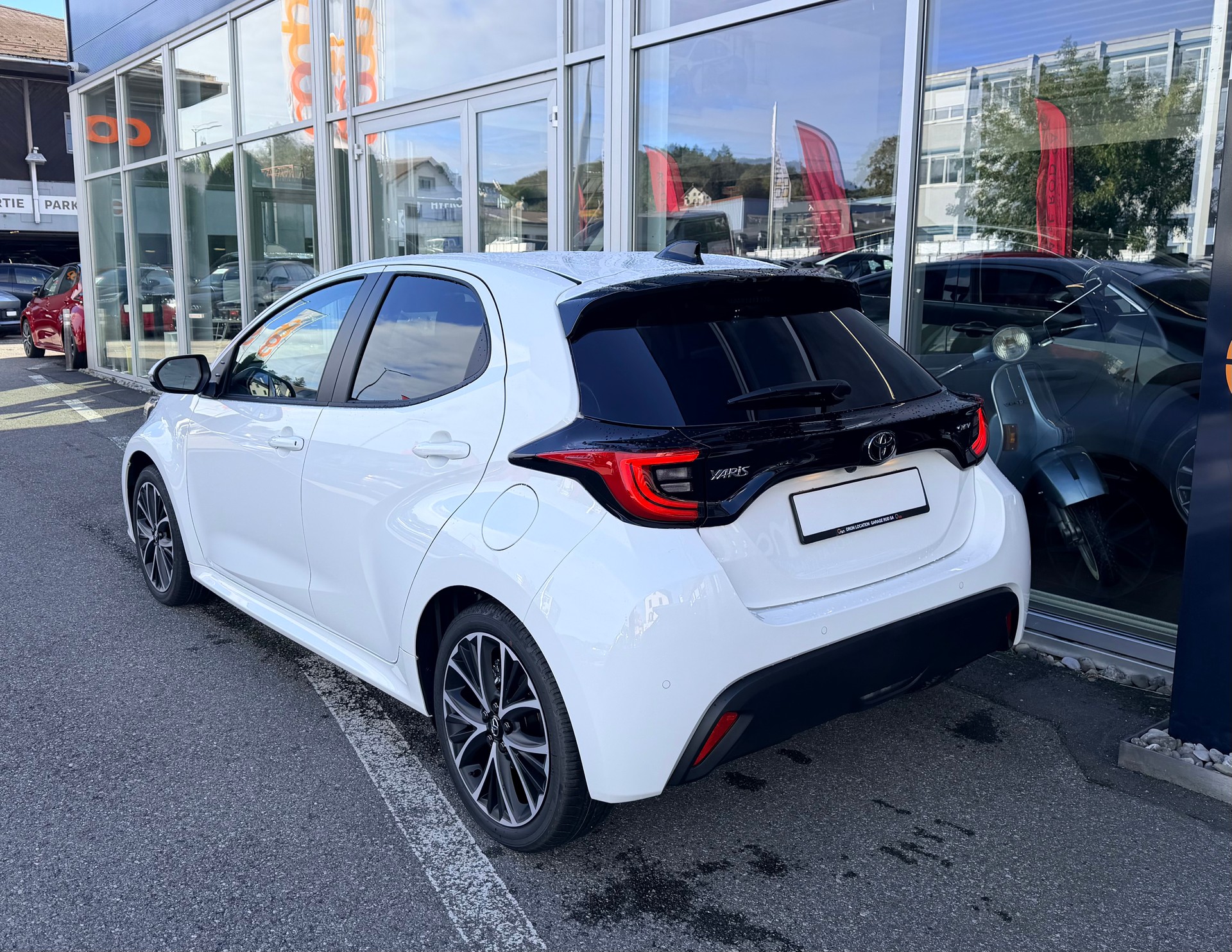 TOYOTA Yaris 1.5 Trend e-CVT-image-5