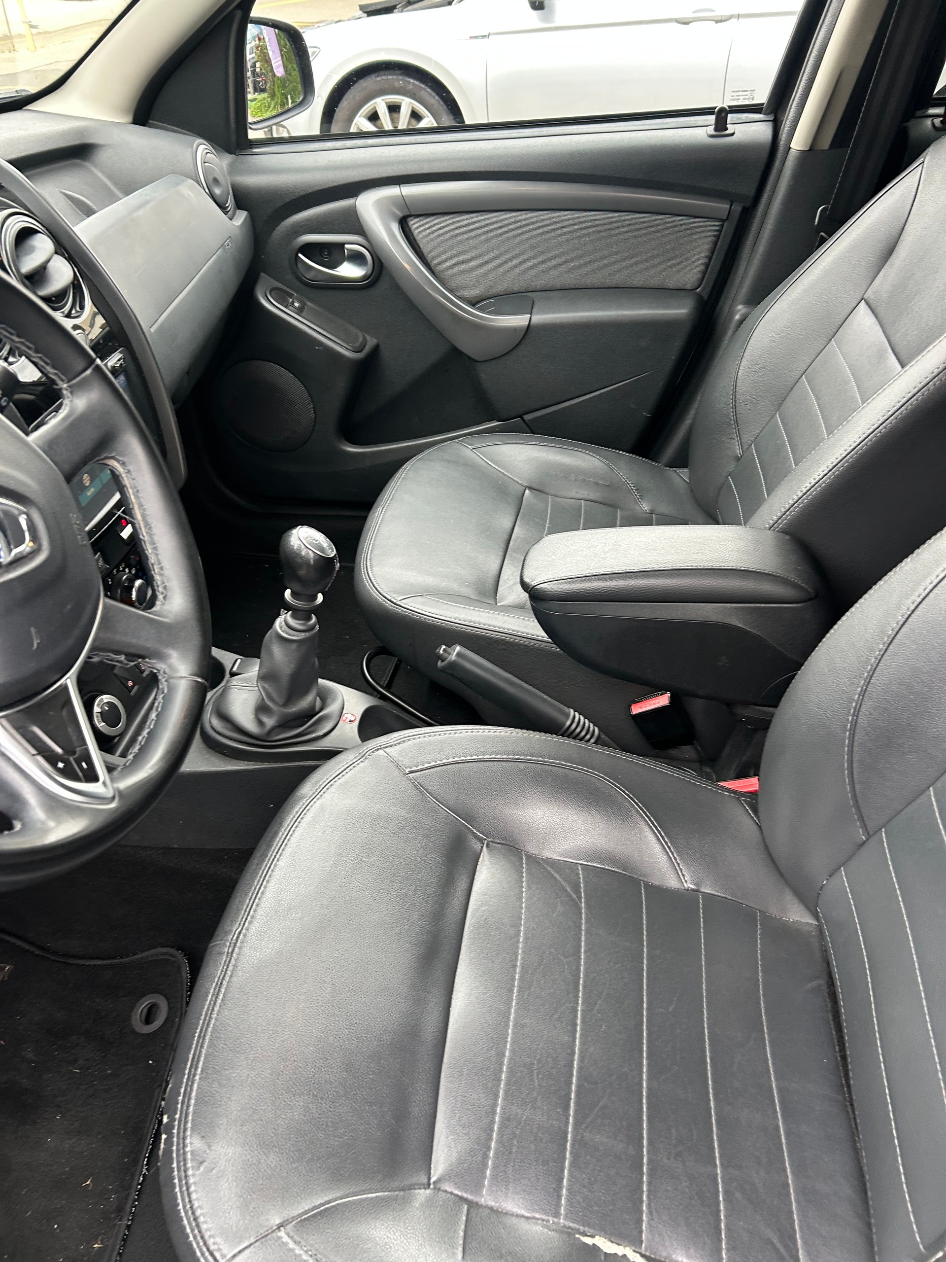 DACIA Duster 1.2 T Urban Explorer 4x4-image-2