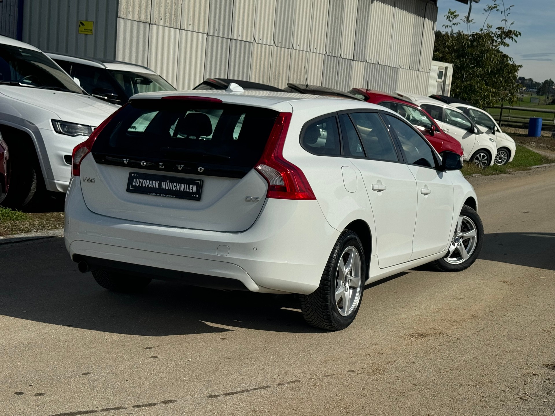 VOLVO V60 D3 Kinetic Geartronic-image-2