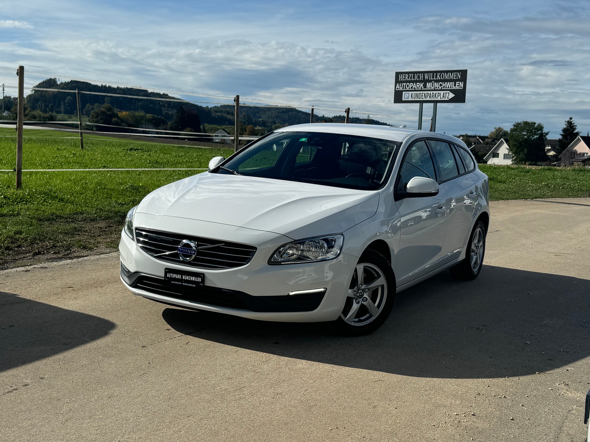 VOLVO V60 D3 Kinetic Geartronic-image-0