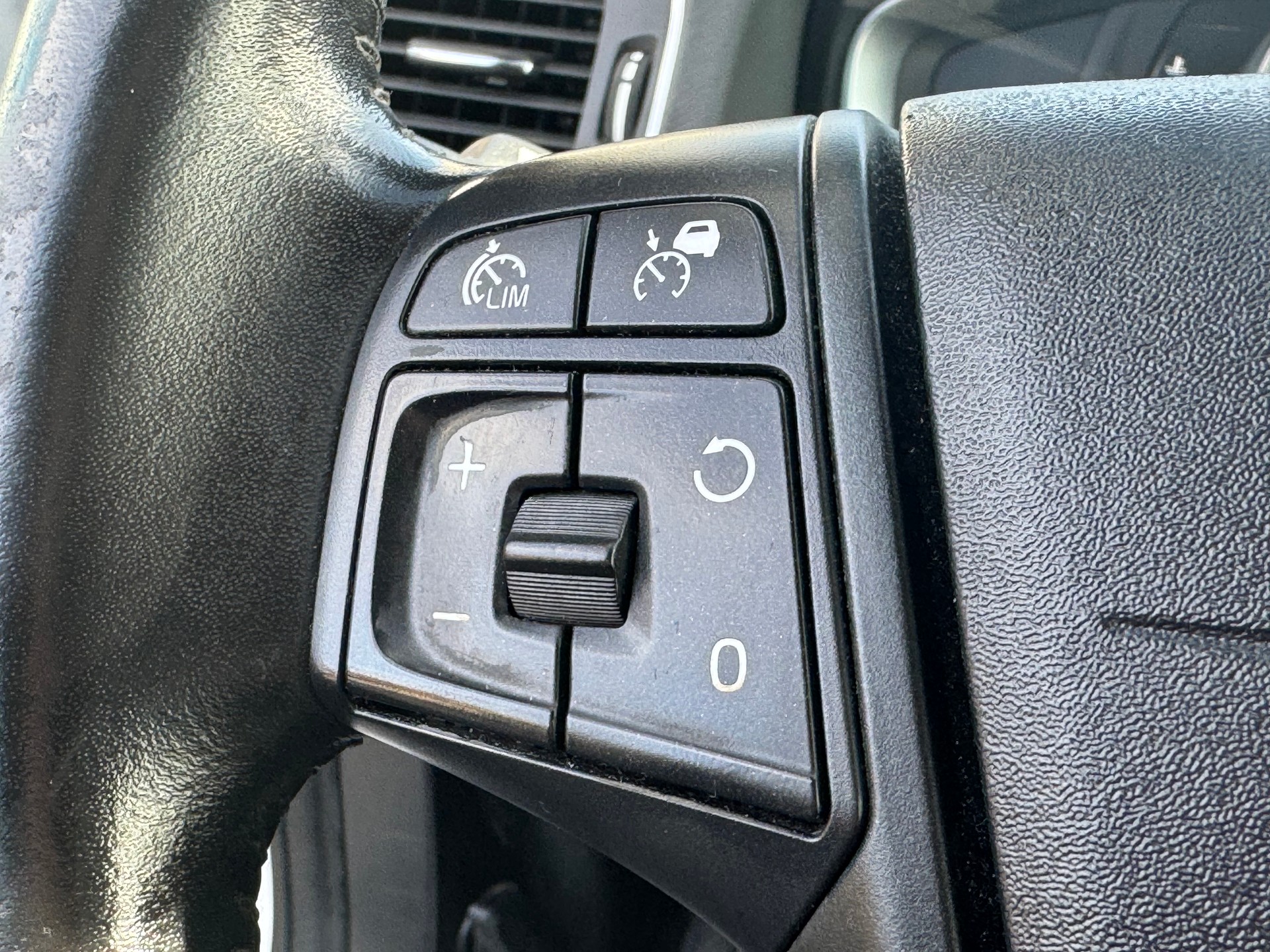 VOLVO V60 D3 Kinetic Geartronic-image-13
