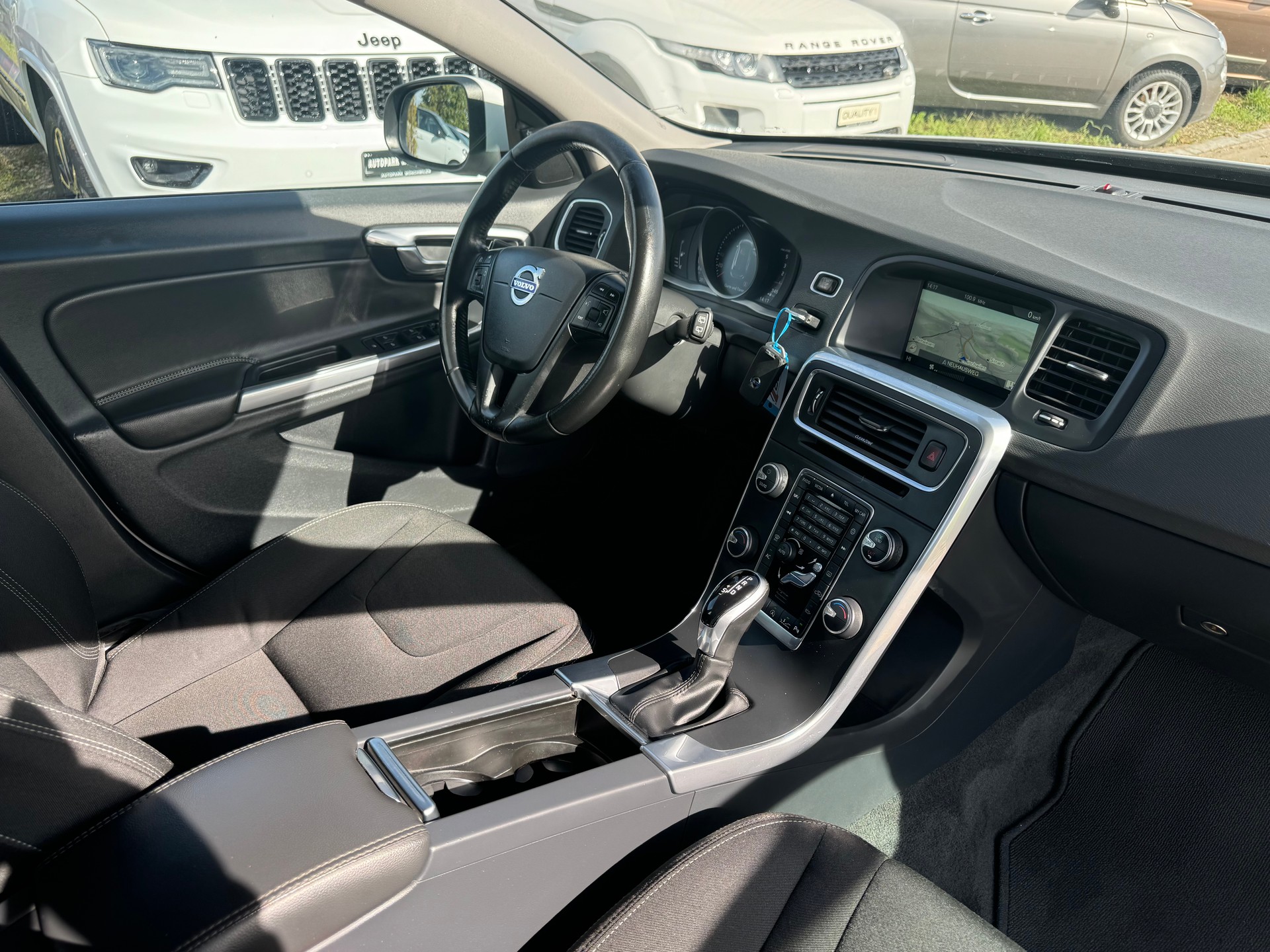 VOLVO V60 D3 Kinetic Geartronic-image-5