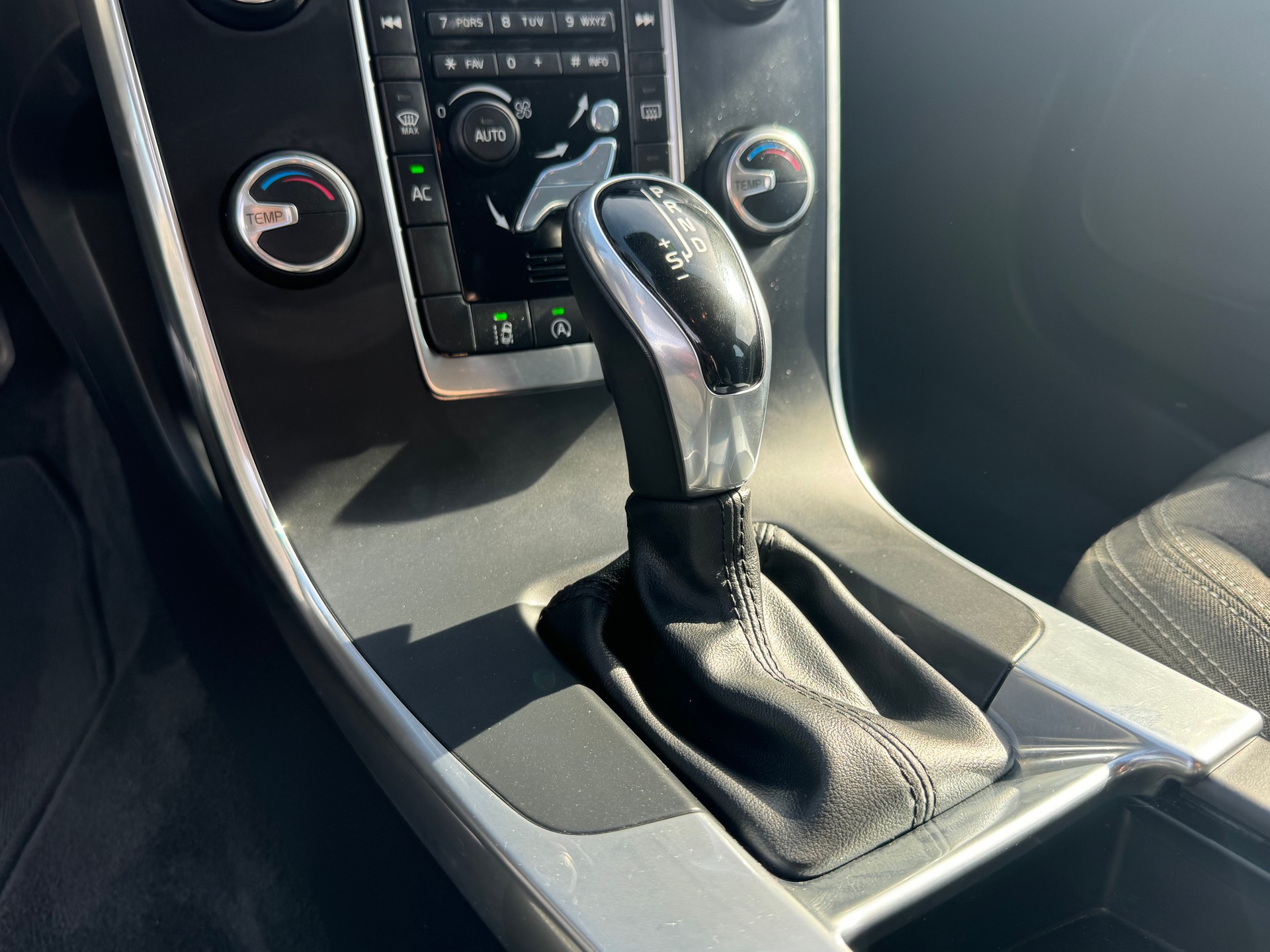VOLVO V60 D3 Kinetic Geartronic-image-11