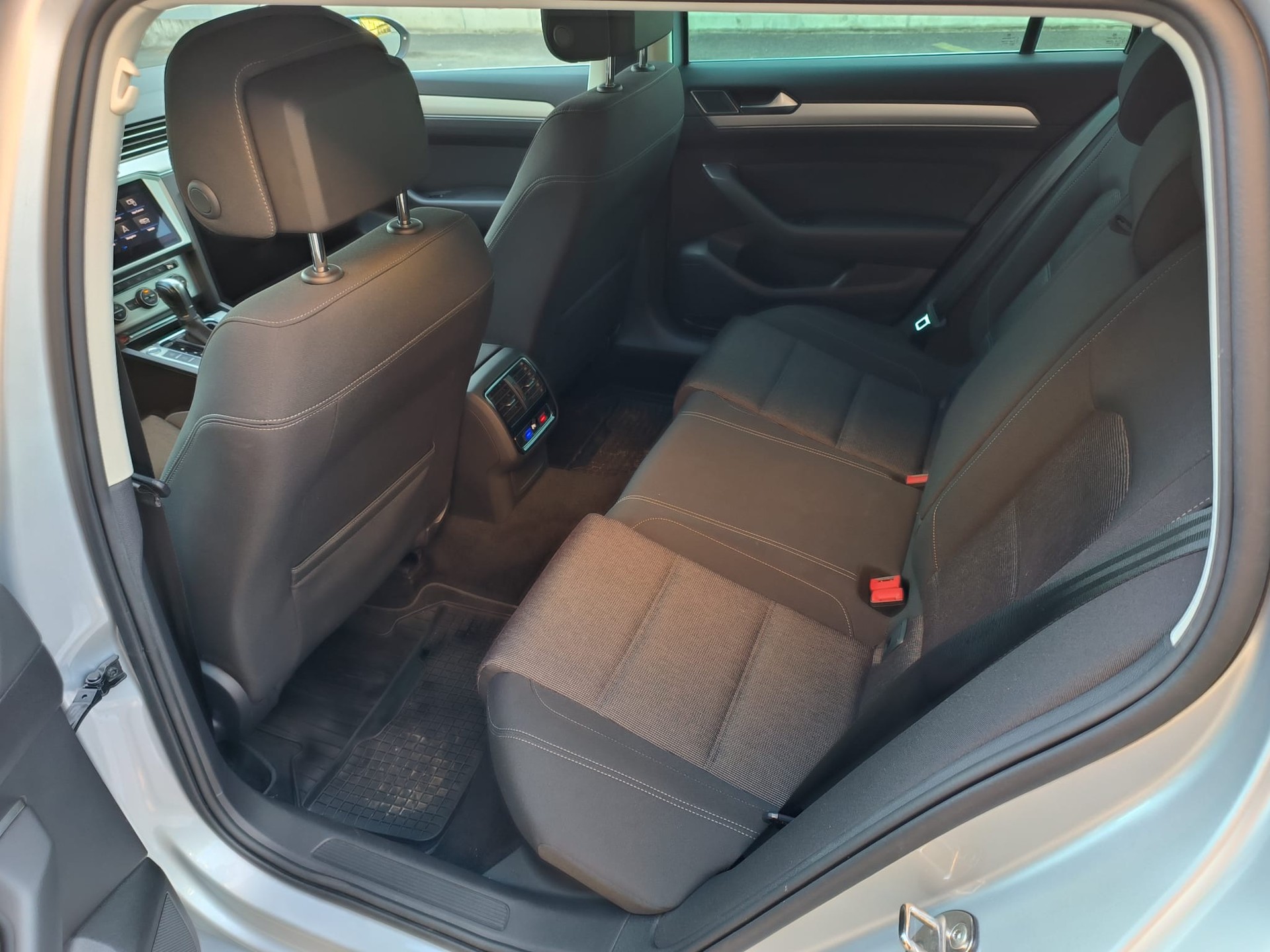 VW Passat Variant 2.0 TDI BMT Comfortline DSG 4Motion-image-7